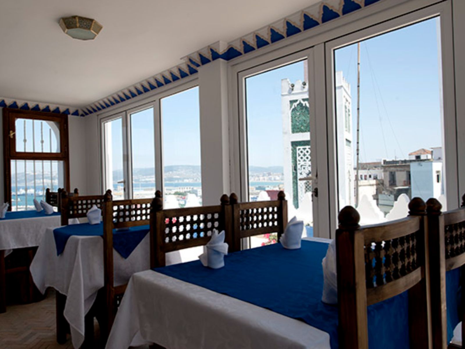 Rondreis Marokko,Tanger, Dar Yasmine. restaurant met uitzicht op buiten