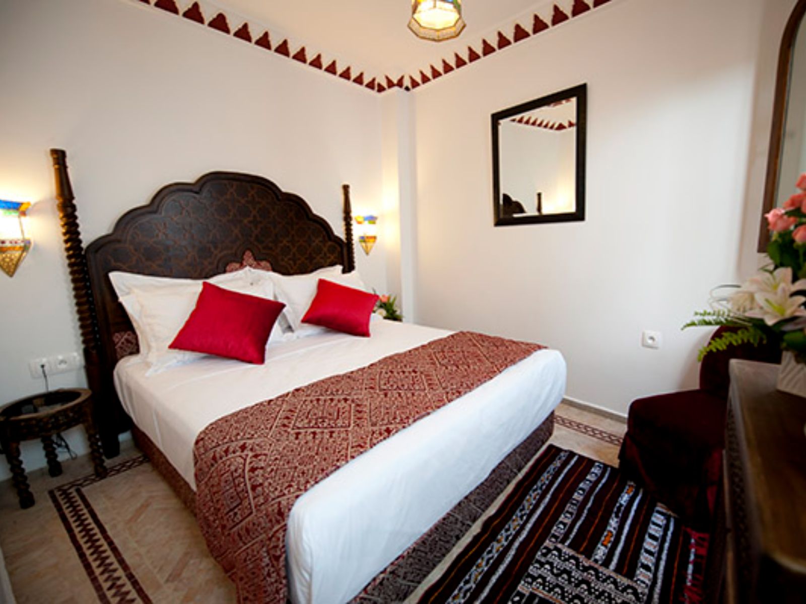 Rondreis Marokko,Tanger, Dar Yasmine. standaard kamer, tweepersoonsbed met rode accenten