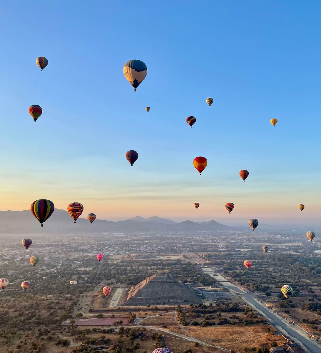 Rondreis Mexico, Mexico-Stad, Ballonvaart boven Teotihuacan, luchtballon bij piramide met zonsopkomst
