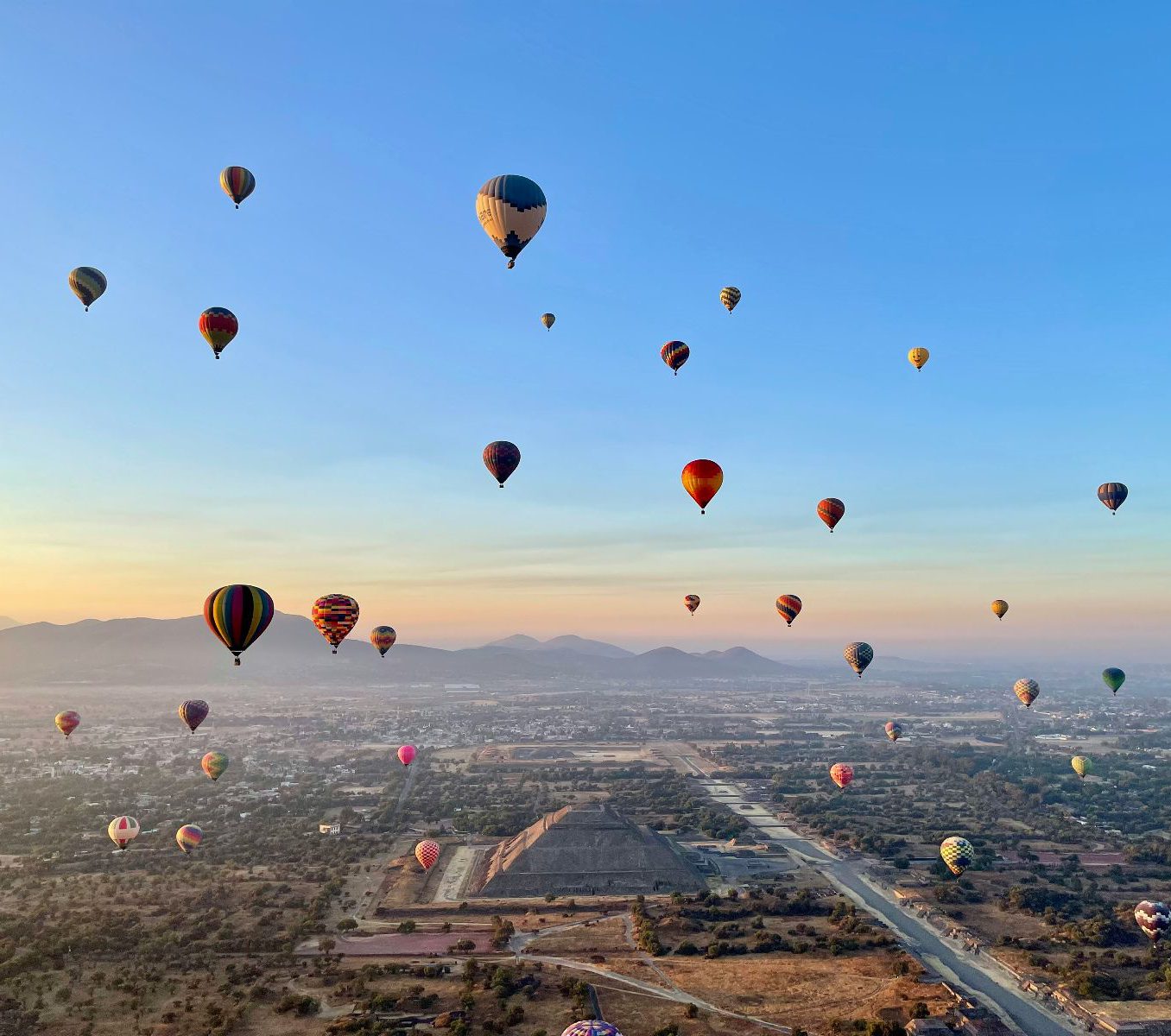 Rondreis Mexico, Mexico-Stad, Ballonvaart boven Teotihuacan, luchtballon bij piramide met zonsopkomst