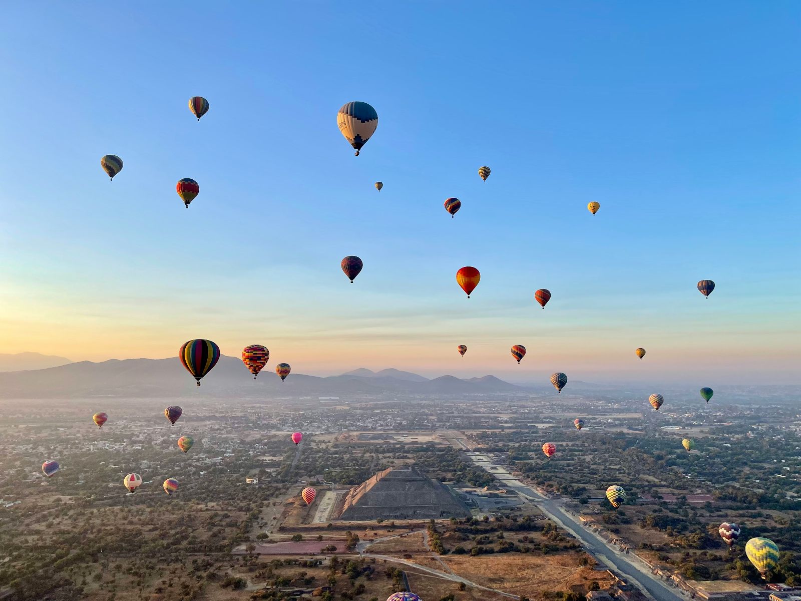 Rondreis Mexico, Mexico-Stad, Ballonvaart boven Teotihuacan, luchtballon bij piramide met zonsopkomst