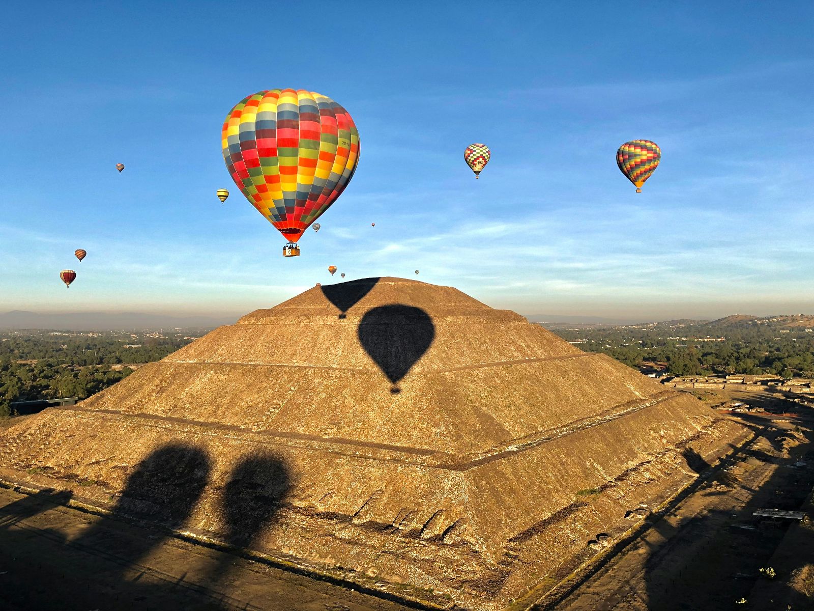 Rondreis Mexico, Mexico-Stad, Ballonvaart boven Teotihuacan, luchtballon dichtbij piramide