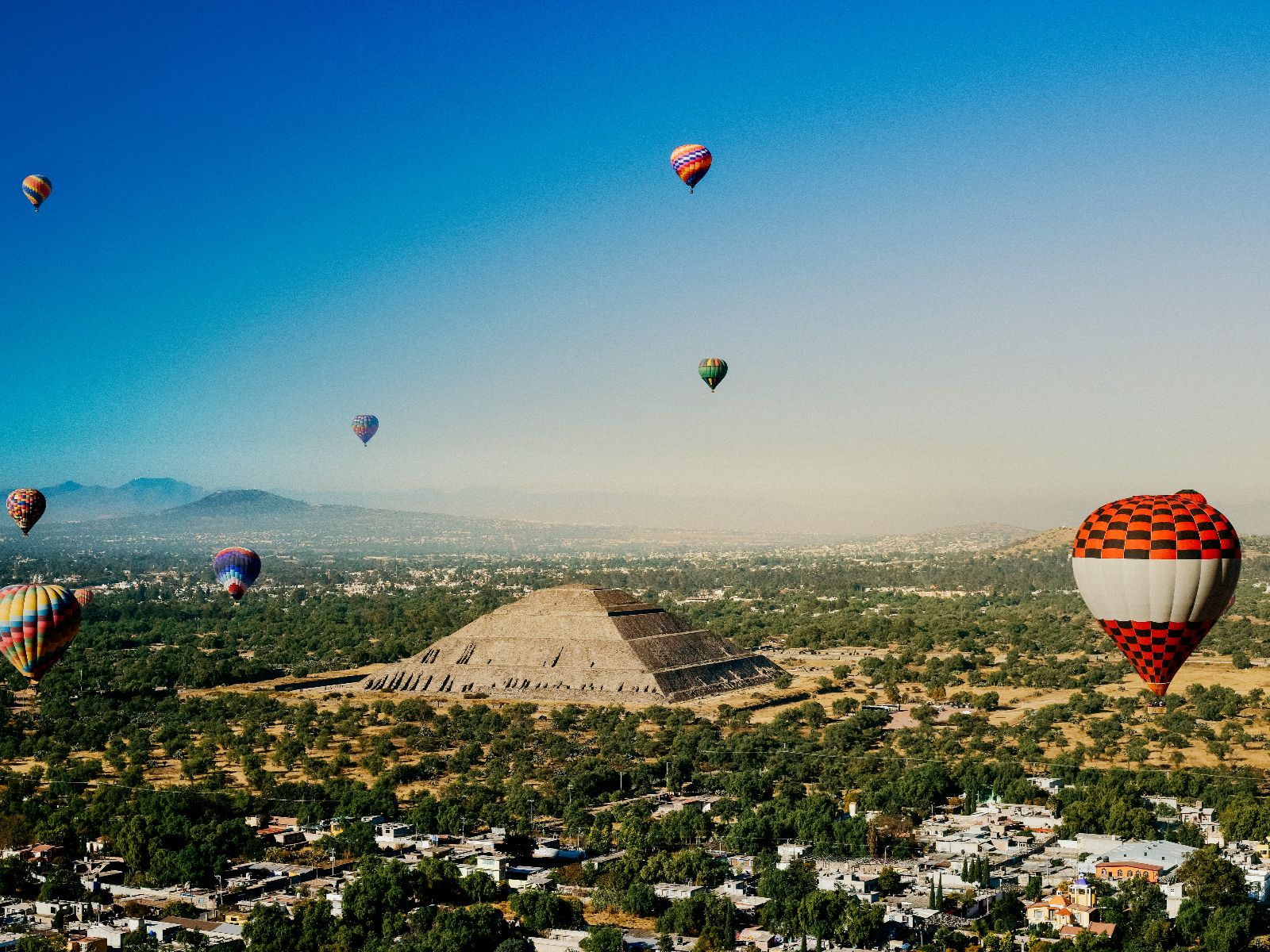 Rondreis Mexico, Mexico-Stad, Ballonvaart boven Teotihuacan, luchtballon in de verte bij Teotihuacan