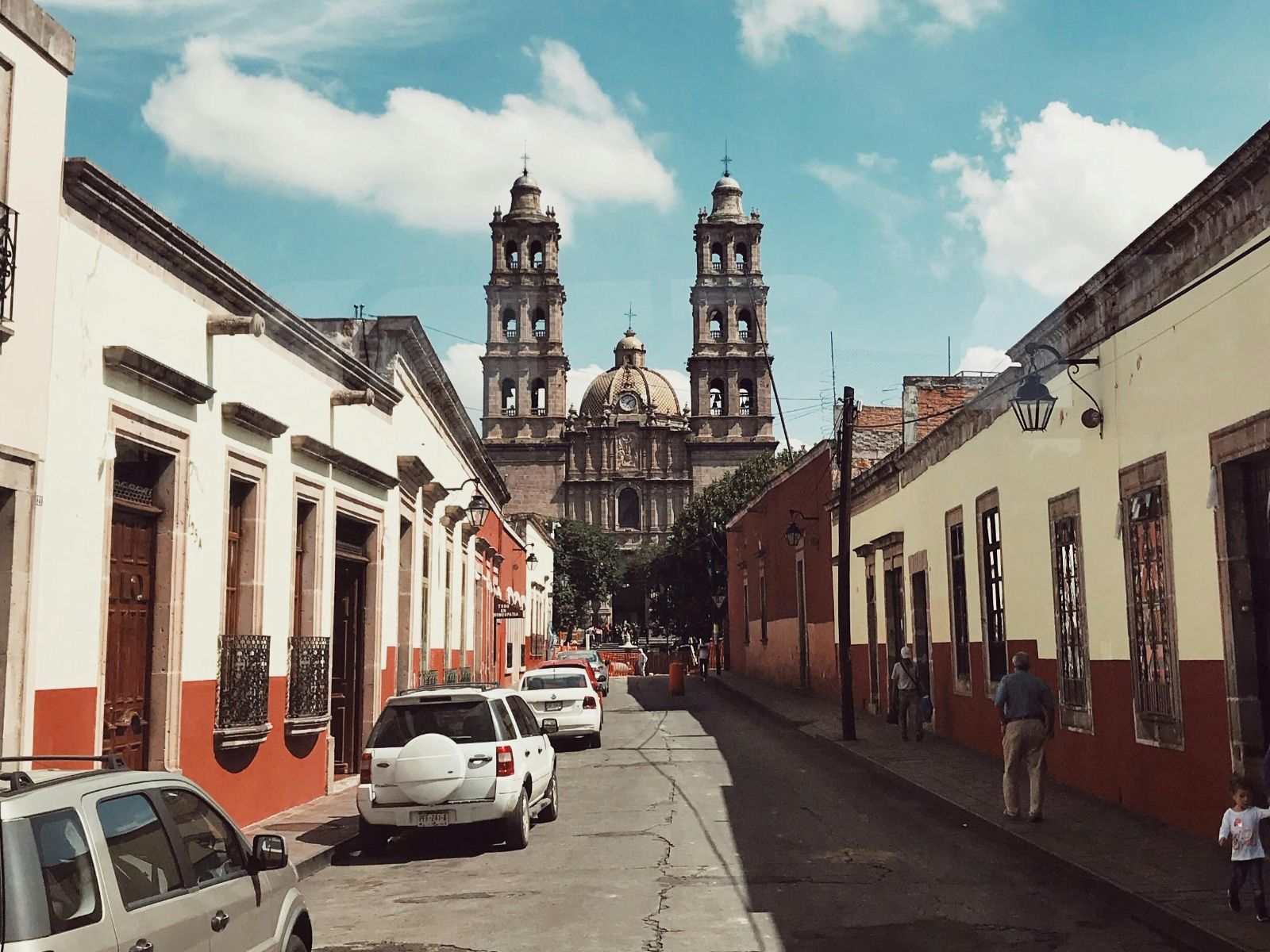 Rondreis Mexico, Mexico-Stad, Excursie Fietsend langs de highlights van Mexico-Stad, straatje naar kerk in Mexico-Stad