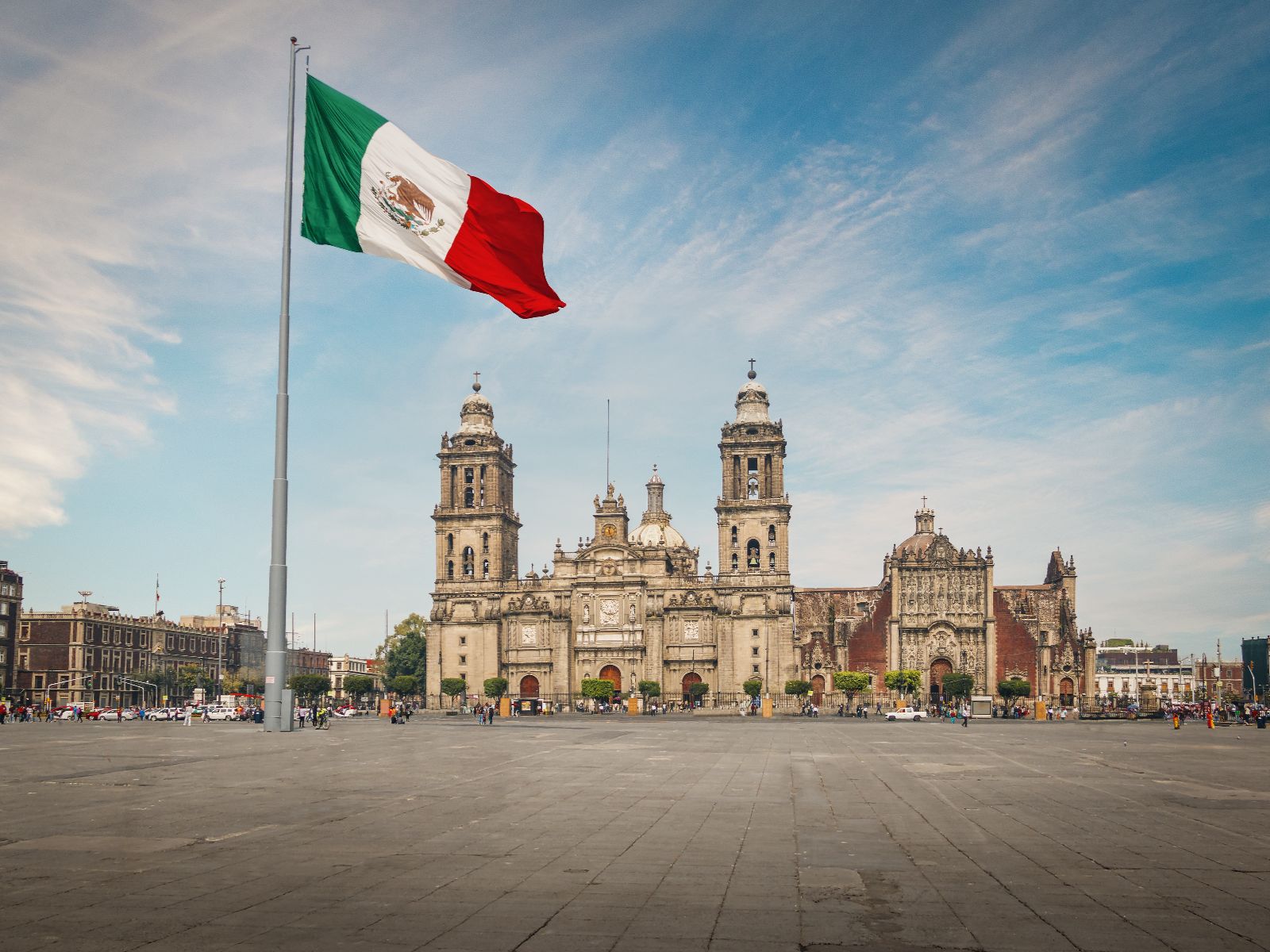 Rondreis Mexico, Mexico-Stad, Fietstour Urban Gallery Mexico-Stad, grote kathedraal op het plein
