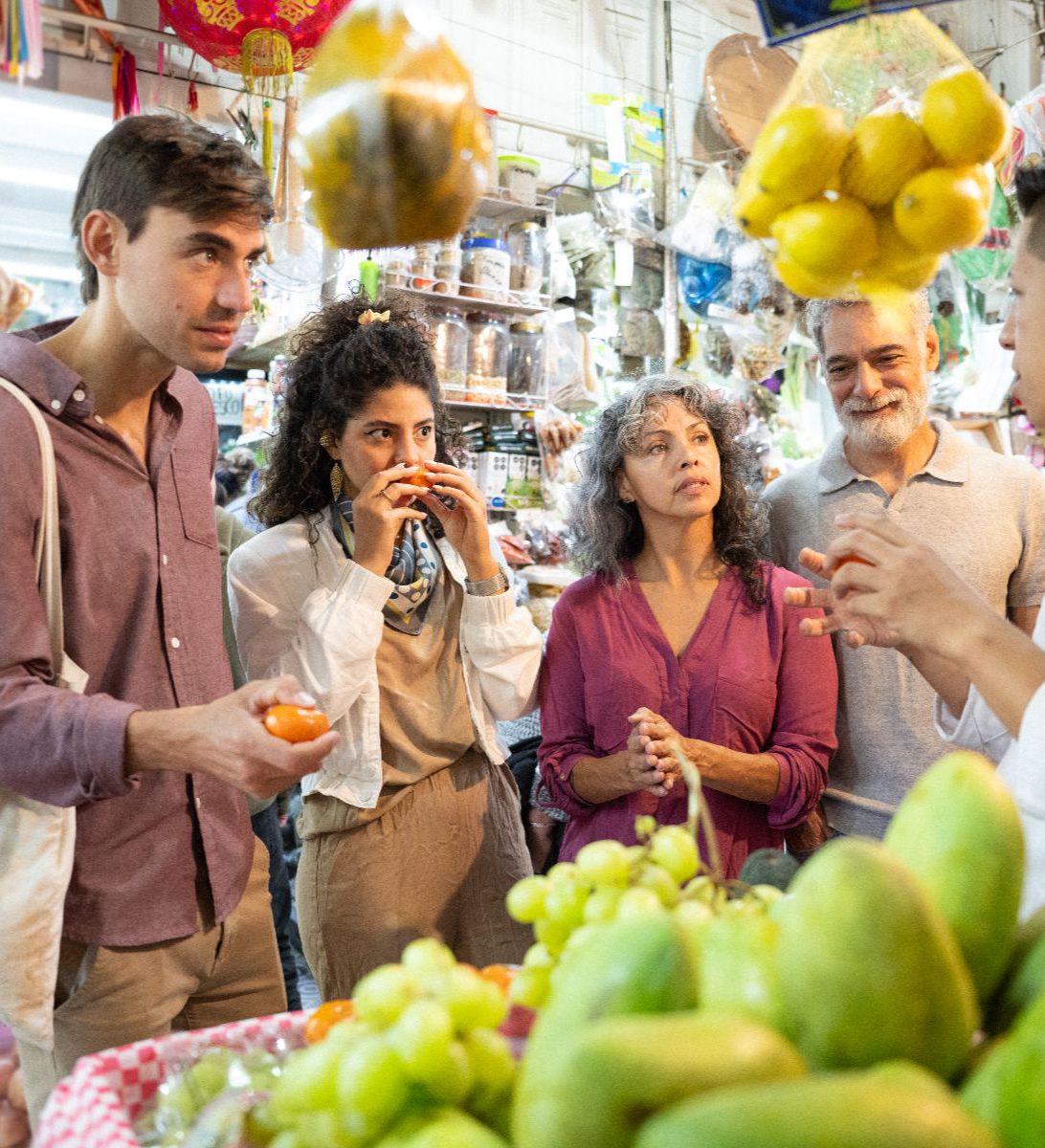 Rondreis Mexico, Mexico-Stad, Foodie tour Mexico-Stad, lokale gids die drie mensen meer verteld op een markt