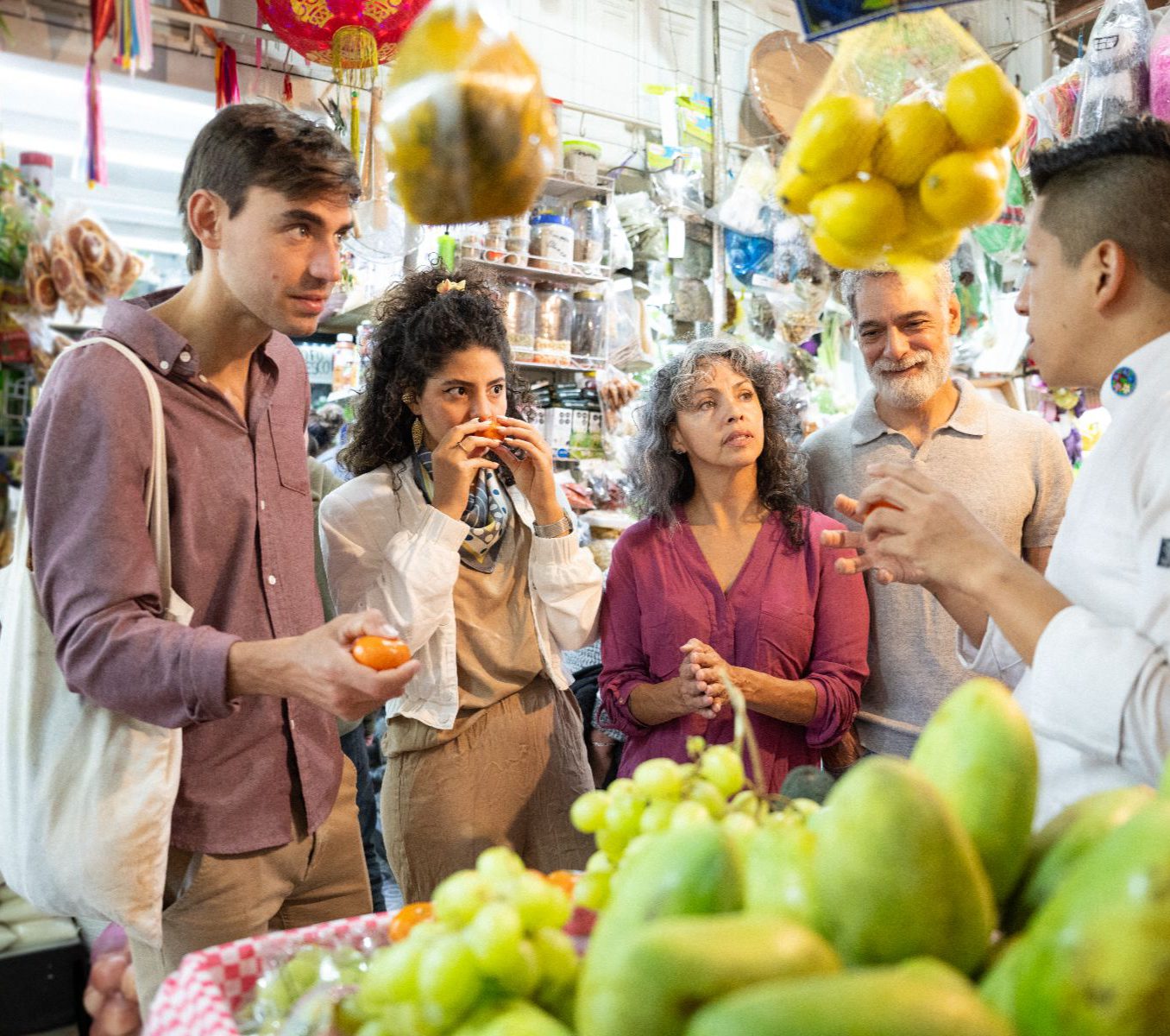 Rondreis Mexico, Mexico-Stad, Foodie tour Mexico-Stad, lokale gids die drie mensen meer verteld op een markt