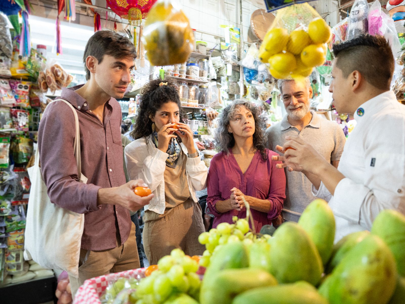 Rondreis Mexico, Mexico-Stad, Foodie tour Mexico-Stad, lokale gids die drie mensen meer verteld op een markt