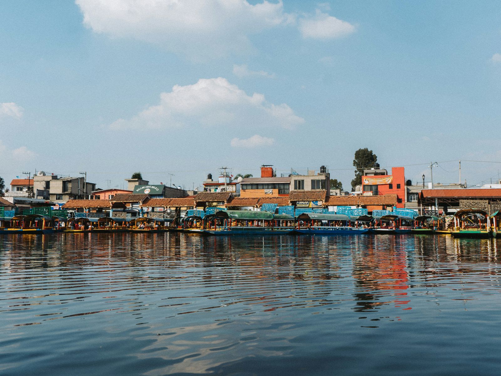 Rondreis Mexico, Mexico-Stad, Varen tussen kleuren en tradities in Xochimilco, de oever waar alle boten liggen