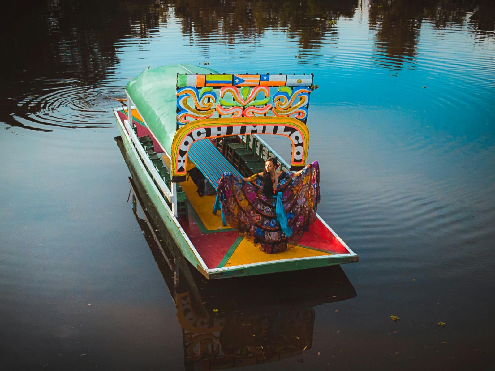 Rondreis Mexico, Mexico-Stad, Varen tussen kleuren en tradities in Xochimilco, gekleurde boot op het water