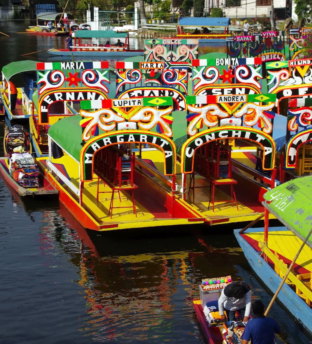 Rondreis Mexico, Mexico-Stad, Varen tussen kleuren en tradities in Xochimilco, meerdere gekleurde boten bij elkaar
