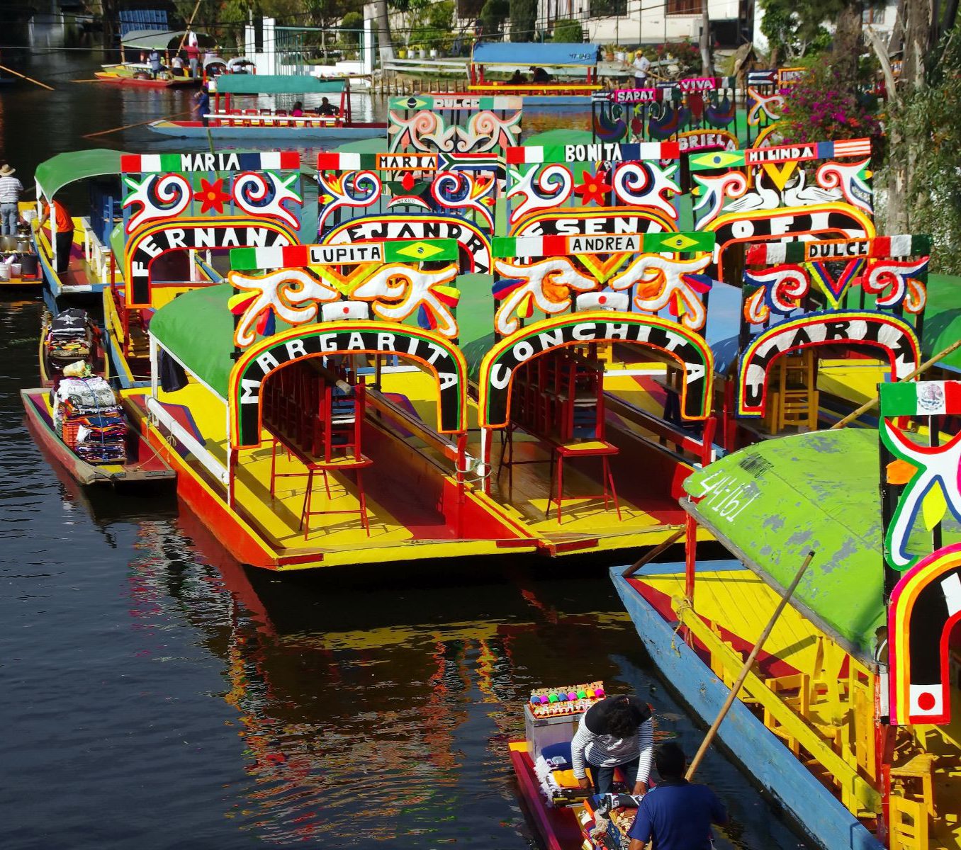 Rondreis Mexico, Mexico-Stad, Varen tussen kleuren en tradities in Xochimilco, meerdere gekleurde boten bij elkaar