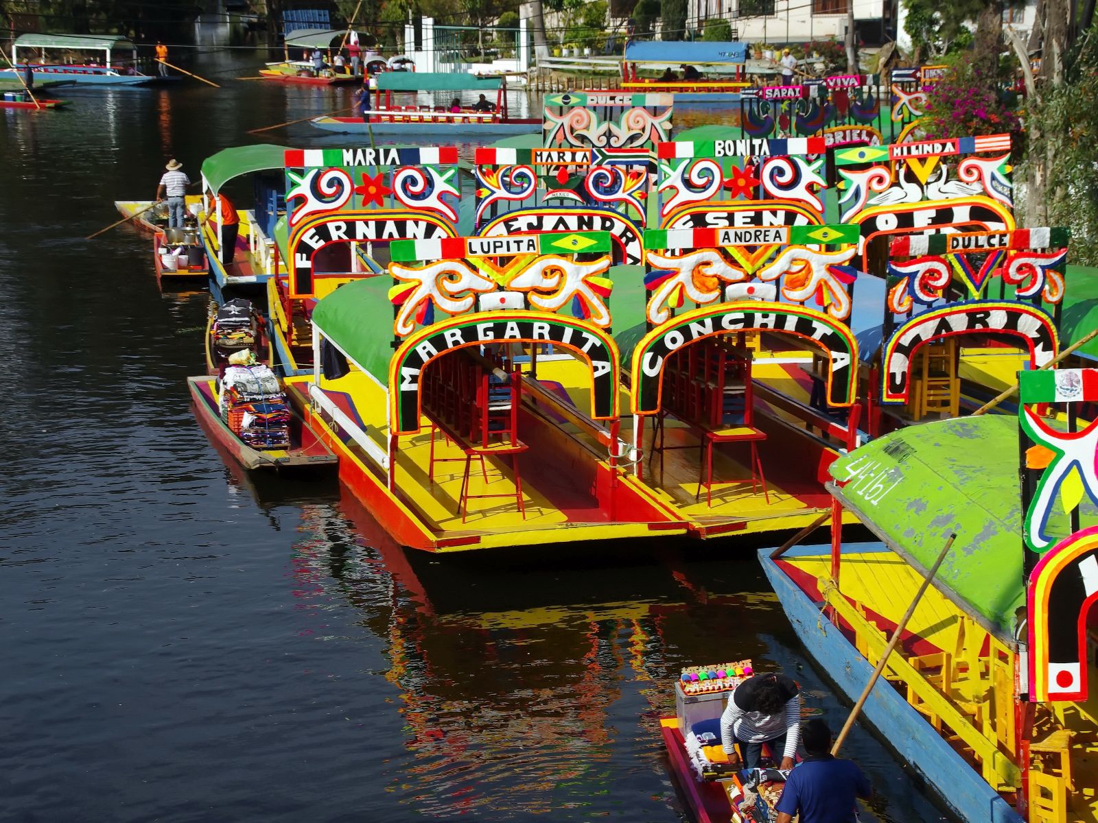 Rondreis Mexico, Mexico-Stad, Varen tussen kleuren en tradities in Xochimilco, meerdere gekleurde boten bij elkaar