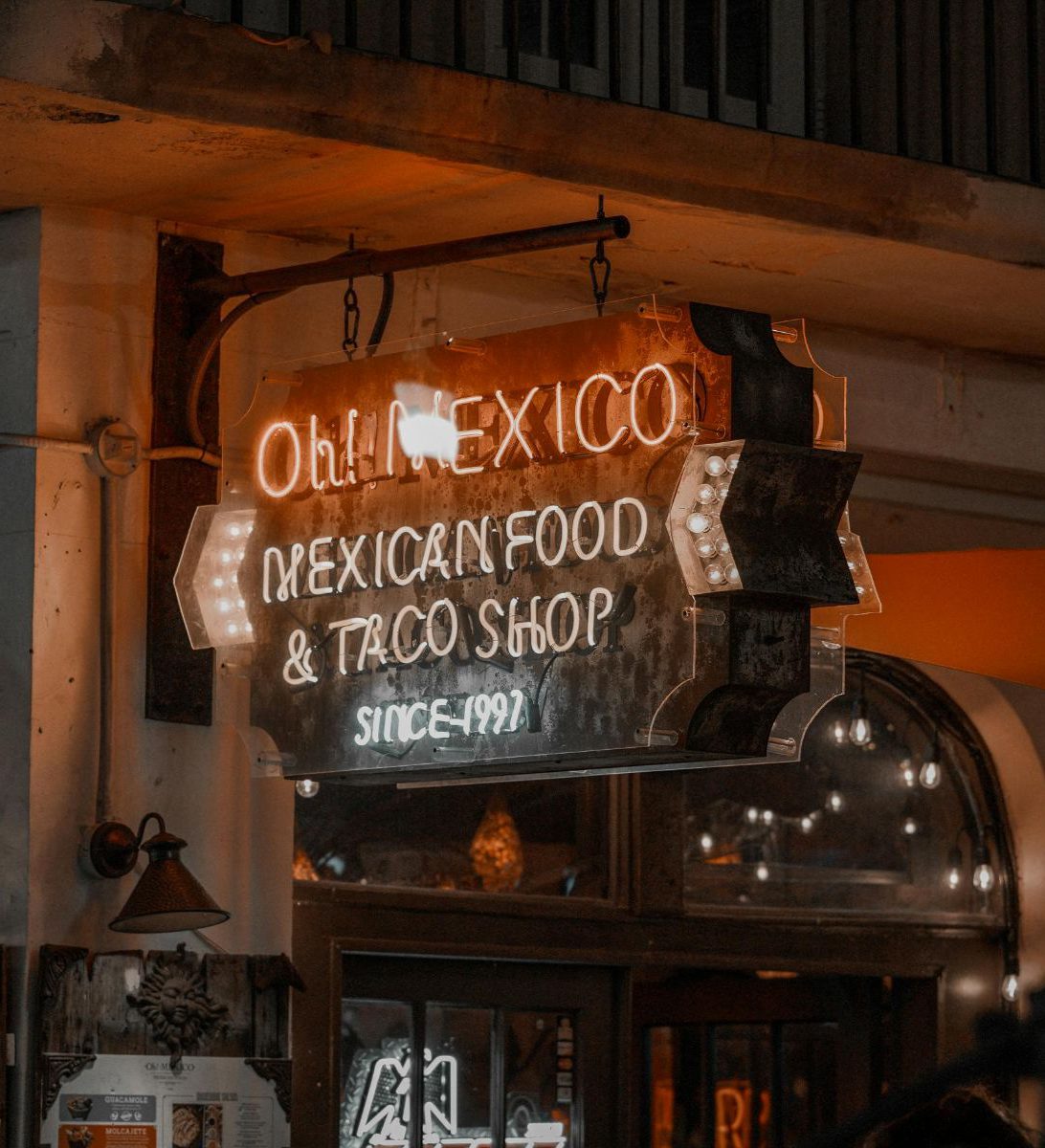 Rondreis Mexico, Mexico-stad, Excursie Taco avontuur door nachtelijk Mexico-Stad, taqueria bord aan de gevel