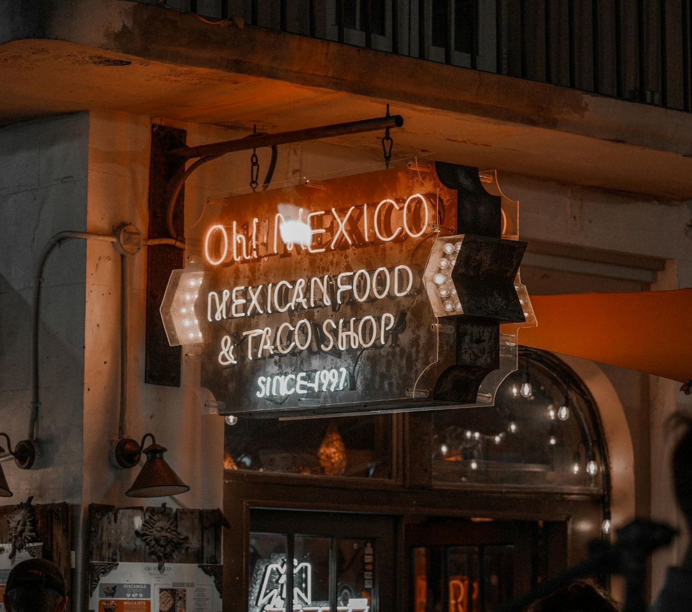 Rondreis Mexico, Mexico-stad, Excursie Taco avontuur door nachtelijk Mexico-Stad, taqueria bord aan de gevel