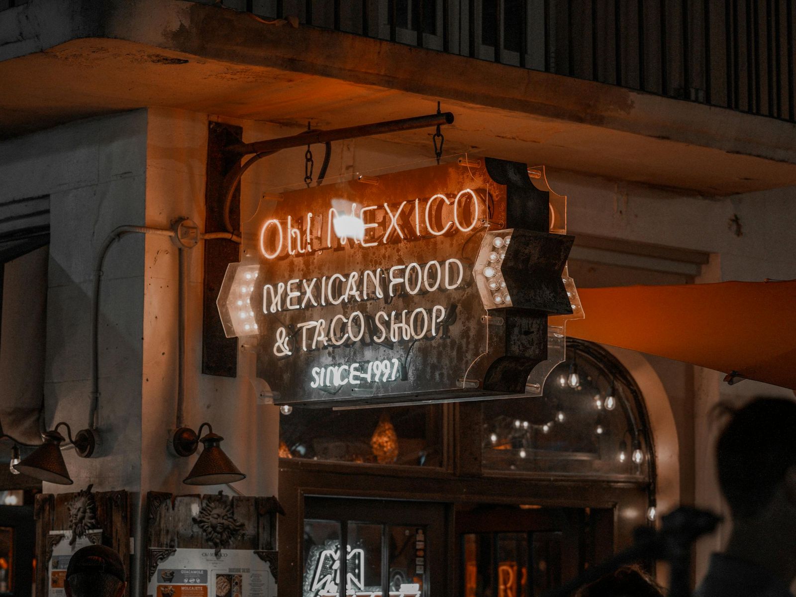 Rondreis Mexico, Mexico-stad, Excursie Taco avontuur door nachtelijk Mexico-Stad, taqueria bord aan de gevel