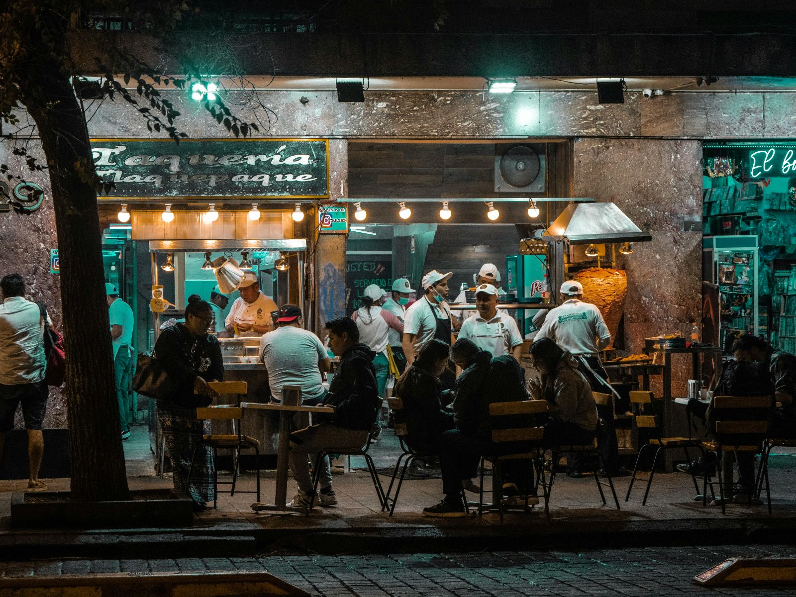 Rondreis Mexico, Mexico-stad, Excursie Taco avontuur door nachtelijk Mexico-Stad, taqueria in de avond met klanten