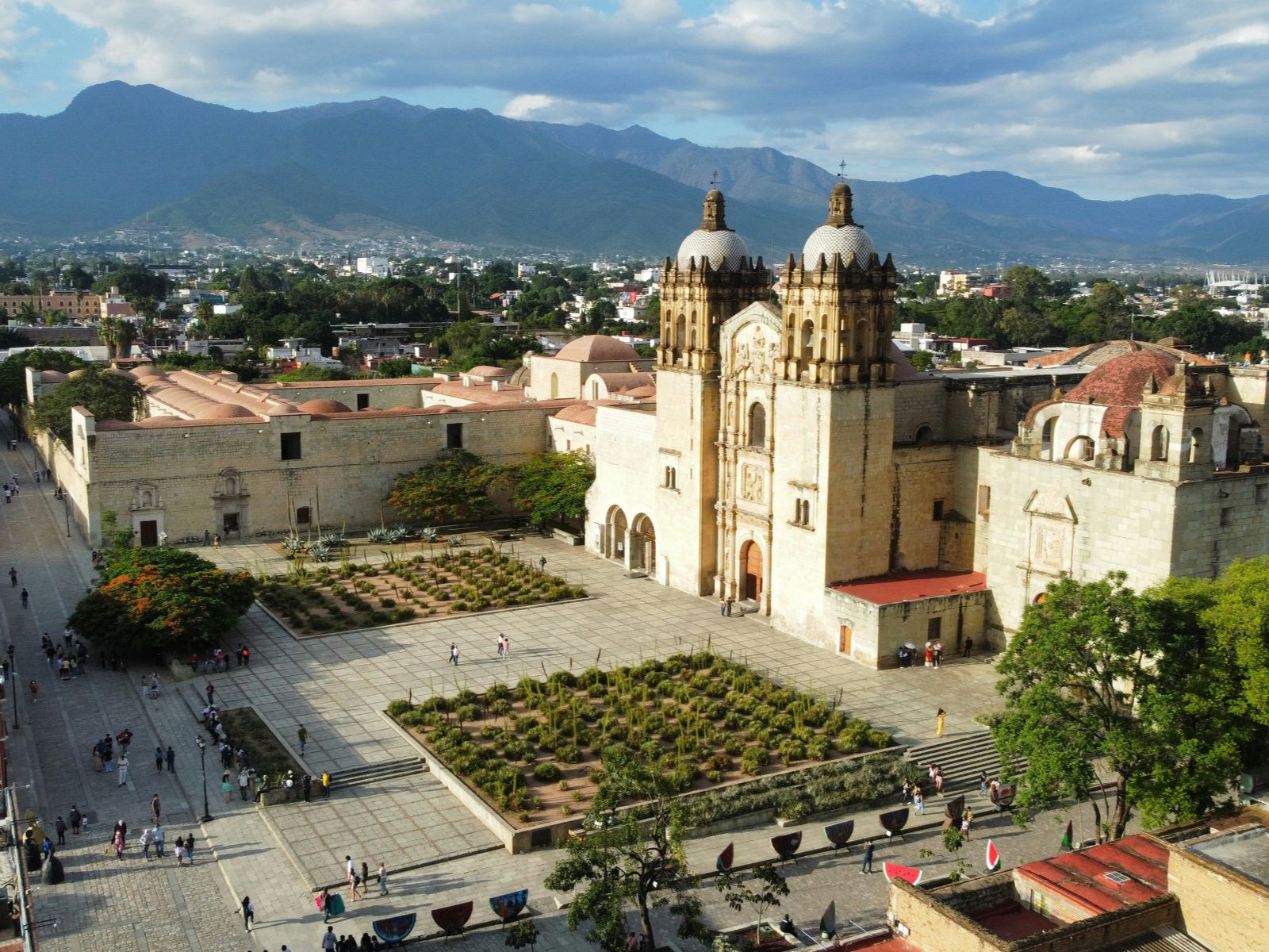 Rondreis Mexico, Oaxaca, Stadstour in Oaxaca, plein met Santo Domingo kerk