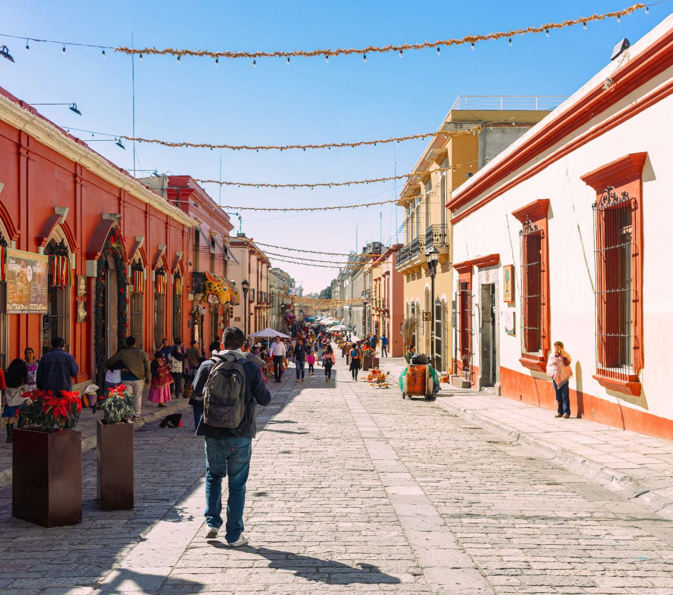 Rondreis Mexico, Oaxaca, Stadstour in Oaxaca, sfeervol straatje in Oaxaca