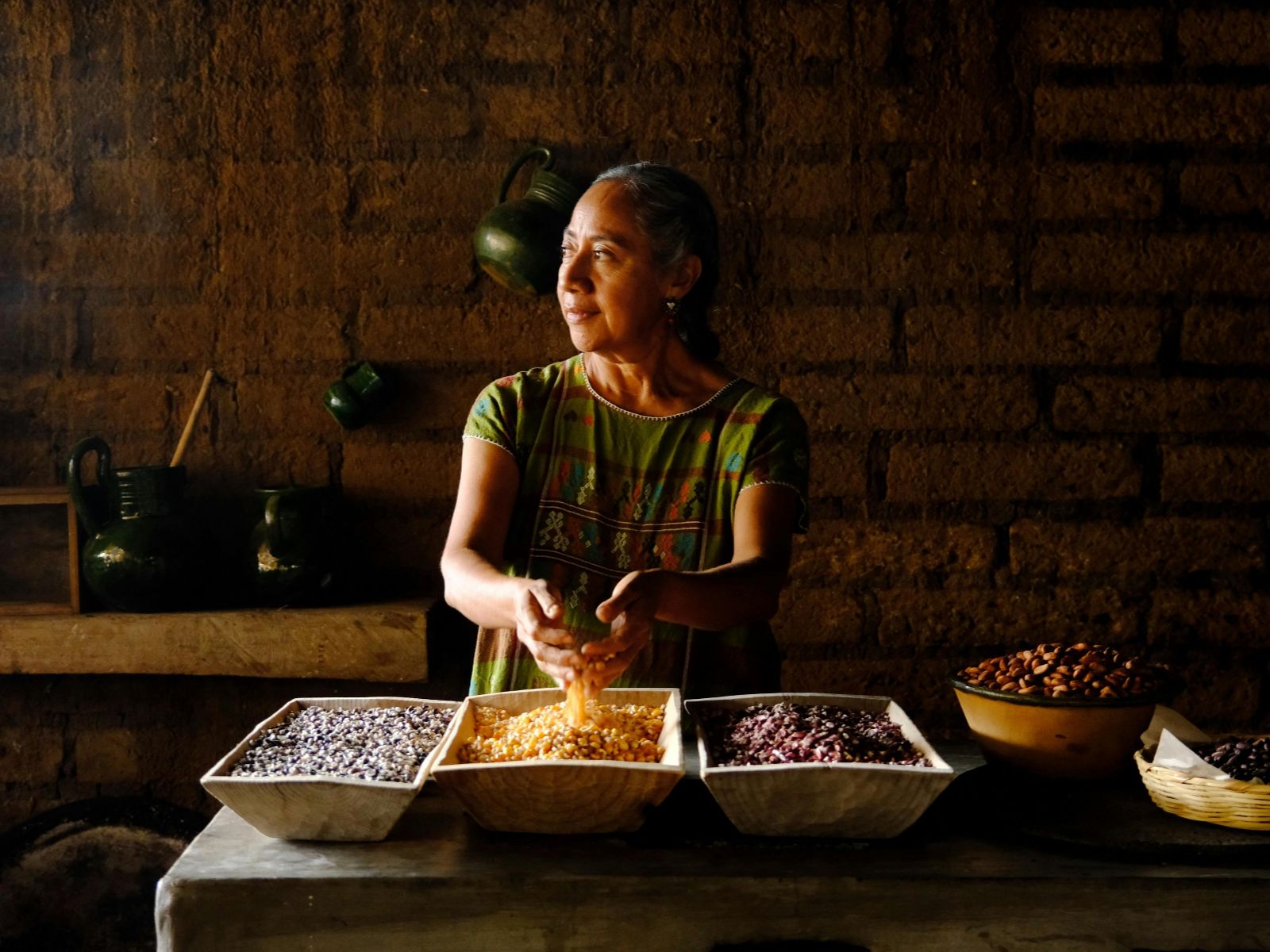 Rondreis Mexico, Oaxaca, Stadstour in Oaxaca, vrouw met cacao bonen