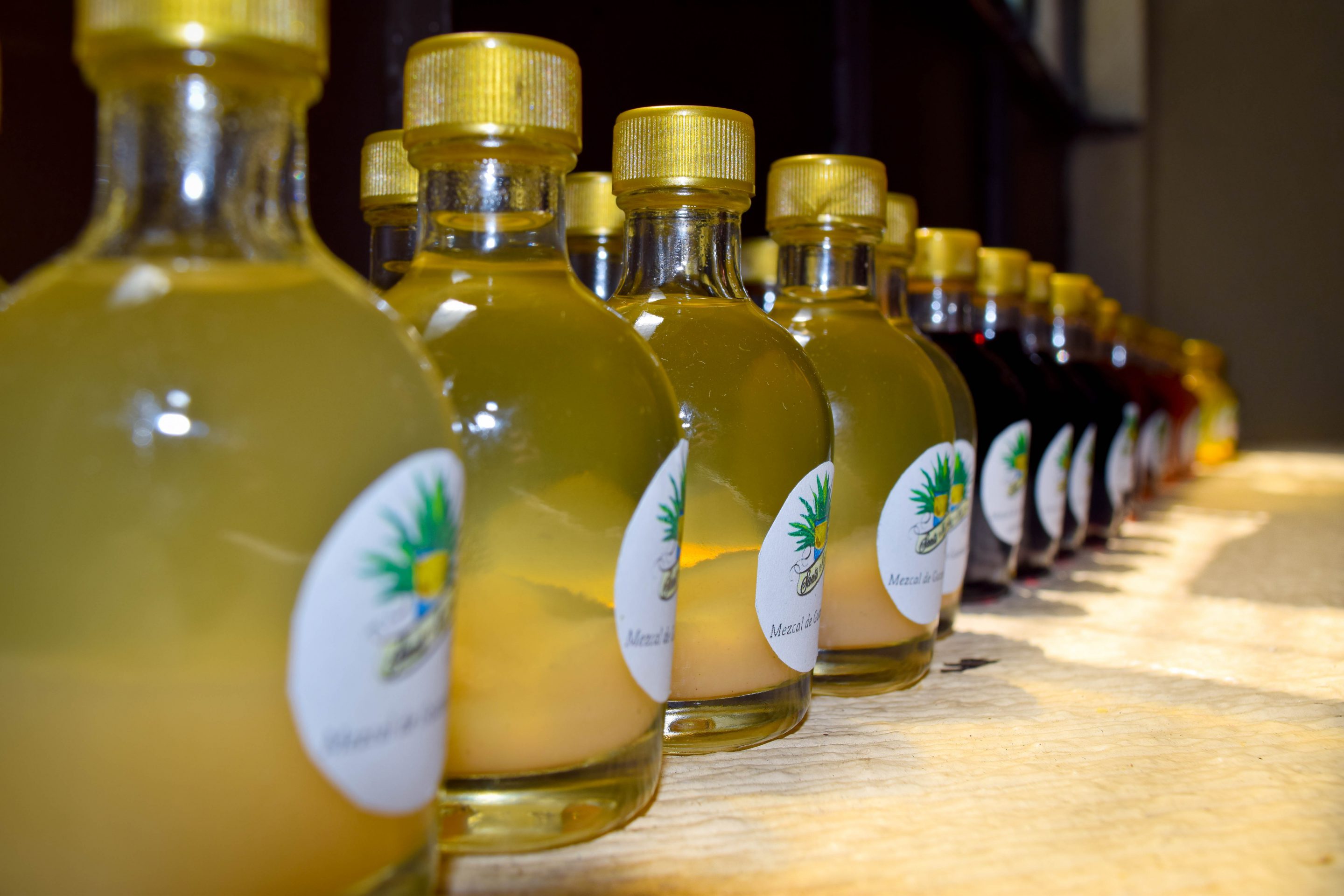 Rondreis Mexico, Oaxaca, Van de Tuleboom tot mezcal - Een dag in Oaxaca, mezcal flessen drank