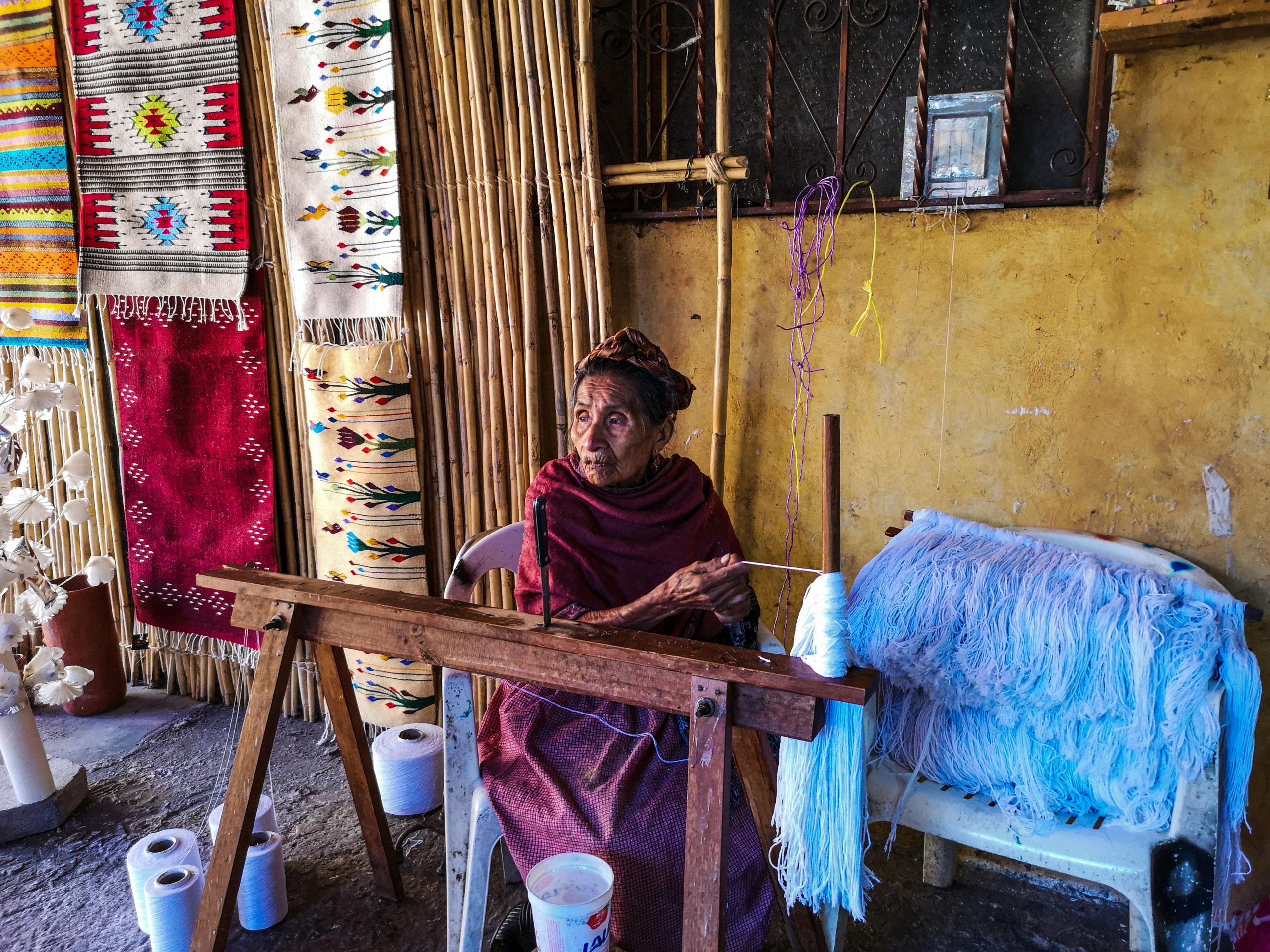 Rondreis Mexico, Oaxaca, Van de Tuleboom tot mezcal - Een dag in Oaxaca, vrouw die aan het weven is
