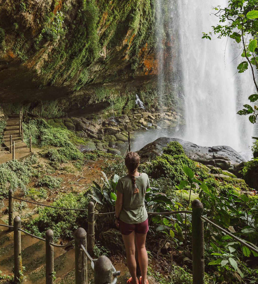 Rondreis Mexico, Palenque, Dagtocht naar Aguza Azul en Misol Ha, persoon achter de waterval