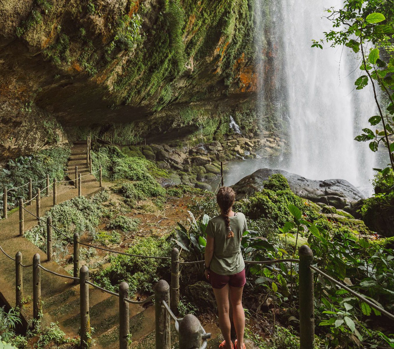 Rondreis Mexico, Palenque, Dagtocht naar Aguza Azul en Misol Ha, persoon achter de waterval