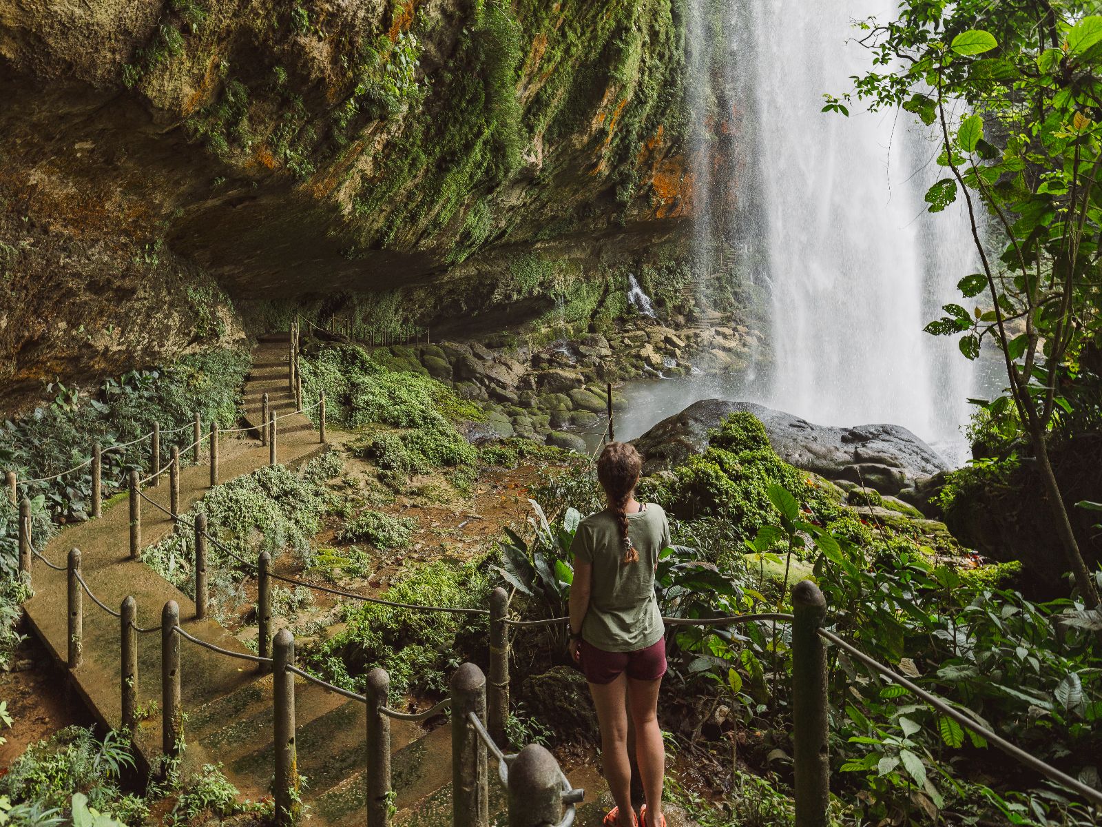 Rondreis Mexico, Palenque, Dagtocht naar Aguza Azul en Misol Ha, persoon achter de waterval