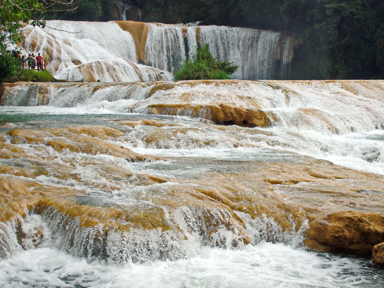 Rondreis Mexico, Palenque, Dagtocht naar Aguza Azul en Misol Ha, rotsen van de waterval