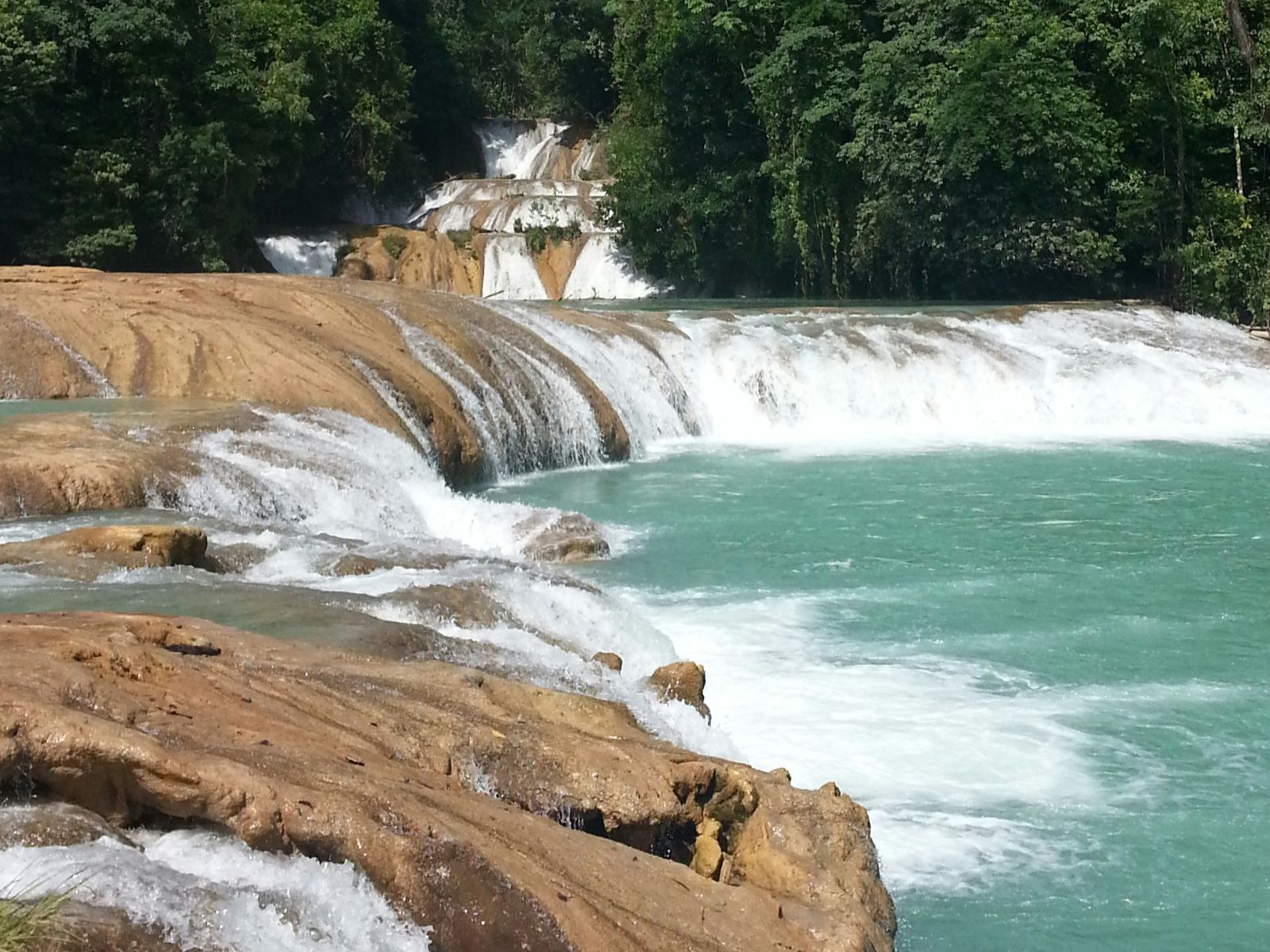 Rondreis Mexico, Palenque, Dagtocht naar Aguza Azul en Misol Ha, watervallen met turqoise water, foto in portret stand