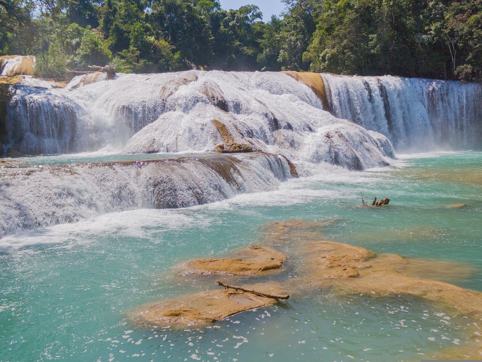 Rondreis Mexico, Palenque, Dagtocht naar Aguza Azul en Misol Ha, watervallen met turqoise water van de zijkant