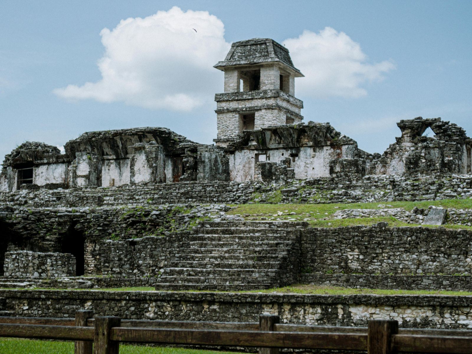Rondreis Mexico, Palenque, Palenque en de watervallen van Roberto Barrios, Palenque gebouw achter een loopbrug