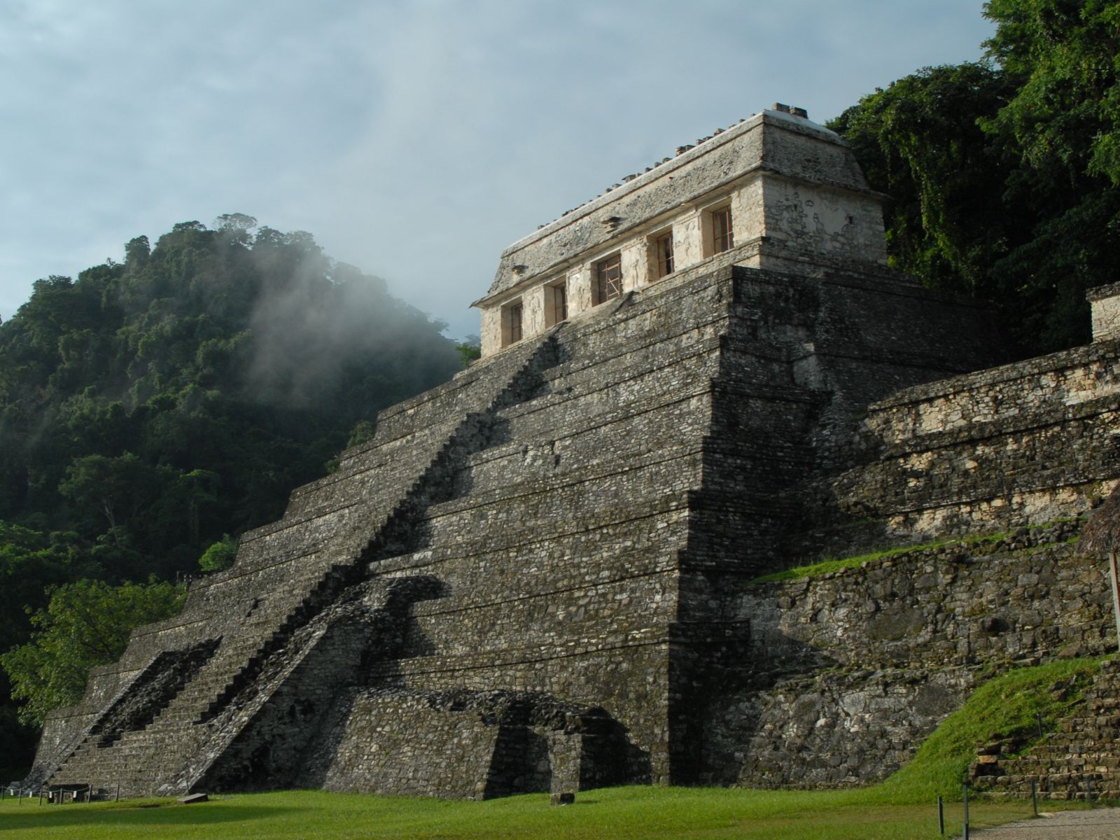 Rondreis Mexico, Palenque, Palenque en de watervallen van Roberto Barrios, Palenque gebouw met wolken