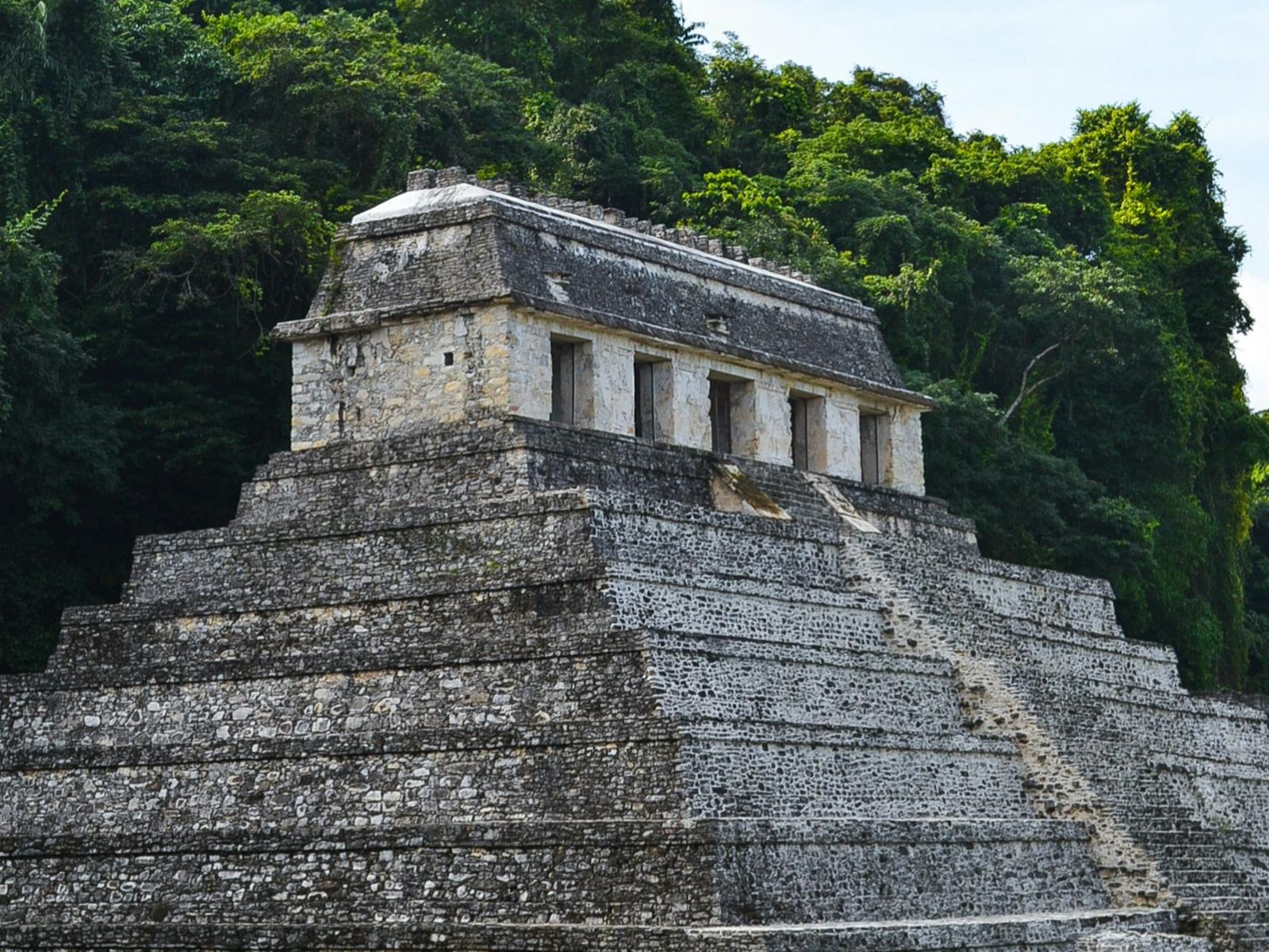Rondreis Mexico, Palenque, Palenque en de watervallen van Roberto Barrios, Palenque gebouw van de zijkant