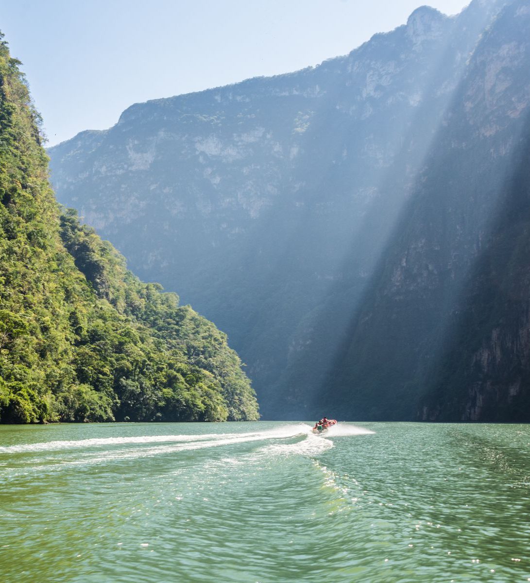 Rondreis Mexico, San Cristobal, Boottocht door de Cañón del Sumidero, boot over de rivier