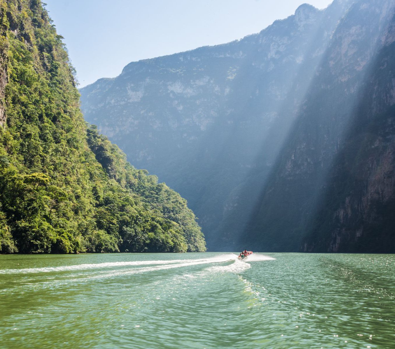 Rondreis Mexico, San Cristobal, Boottocht door de Cañón del Sumidero, boot over de rivier