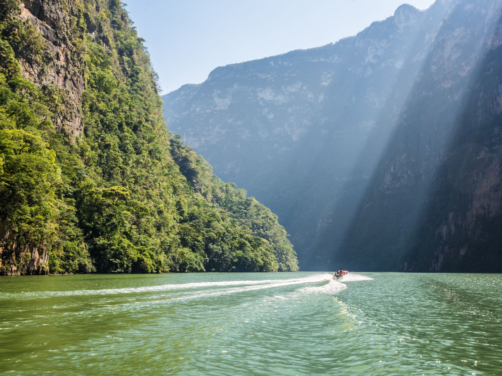 Rondreis Mexico, San Cristobal, Boottocht door de Cañón del Sumidero, boot over de rivier