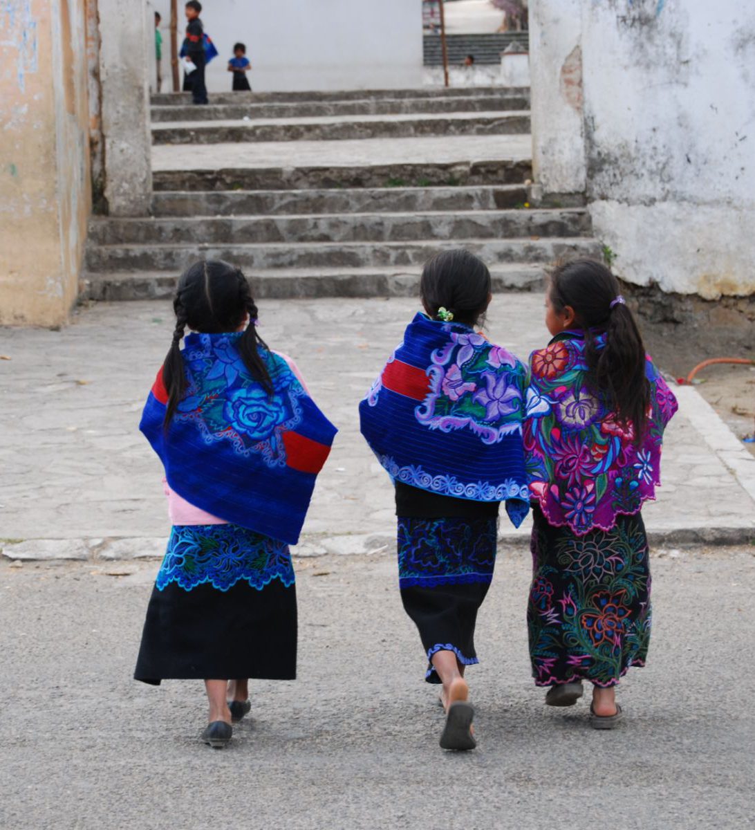 Rondreis Mexico, San Cristobal, Rituelen en kleuren in de dorpen van Chiapas, drie meisjes in traditionele kleding