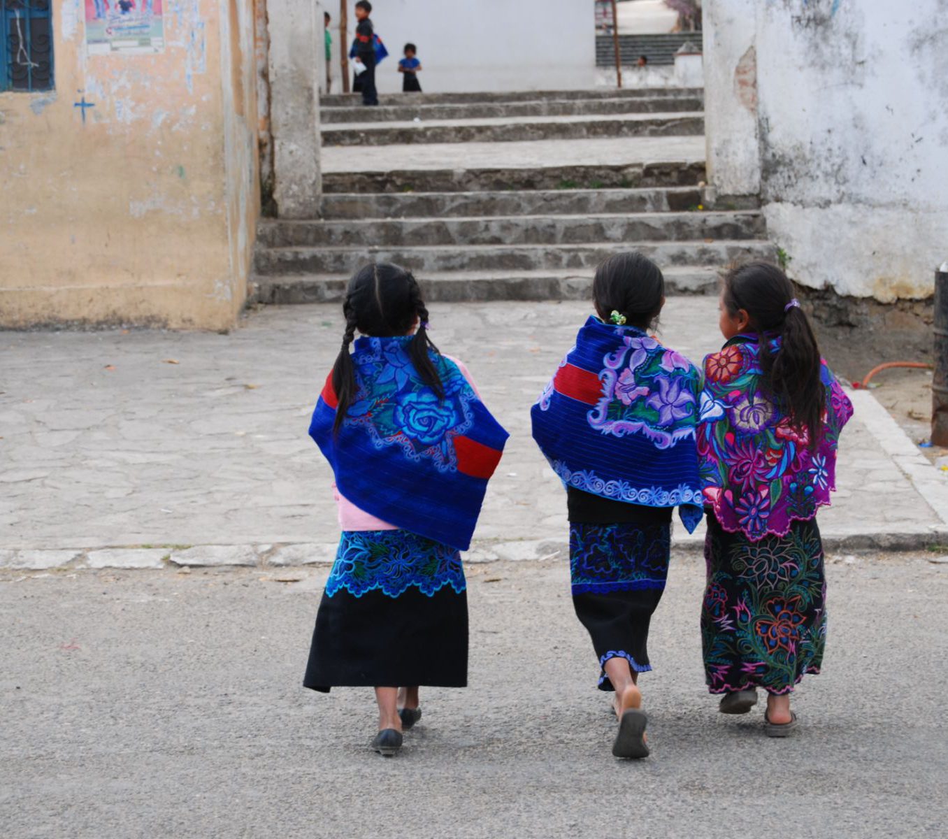 Rondreis Mexico, San Cristobal, Rituelen en kleuren in de dorpen van Chiapas, drie meisjes in traditionele kleding