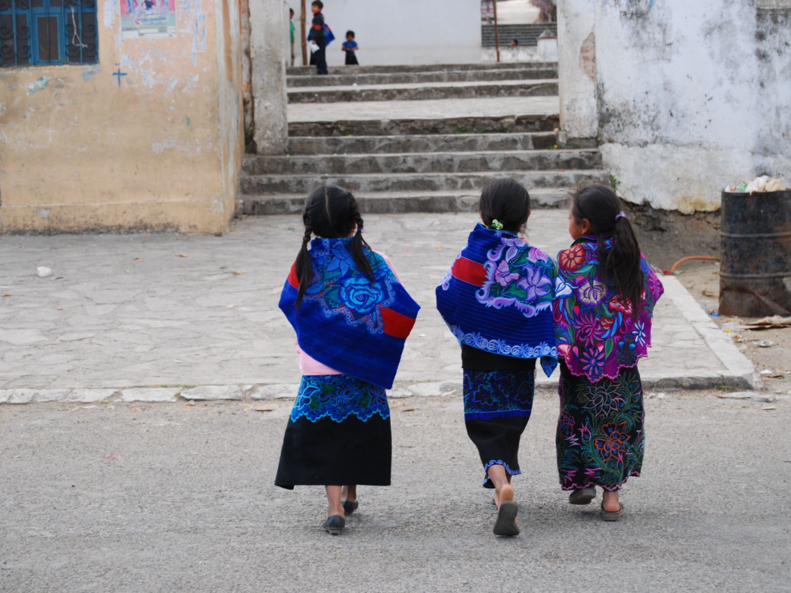 Rondreis Mexico, San Cristobal, Rituelen en kleuren in de dorpen van Chiapas, drie meisjes in traditionele kleding