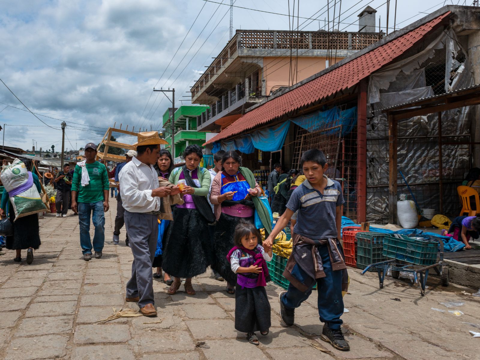 Rondreis Mexico, San Cristobal, Rituelen en kleuren in de dorpen van Chiapas, familie op straat