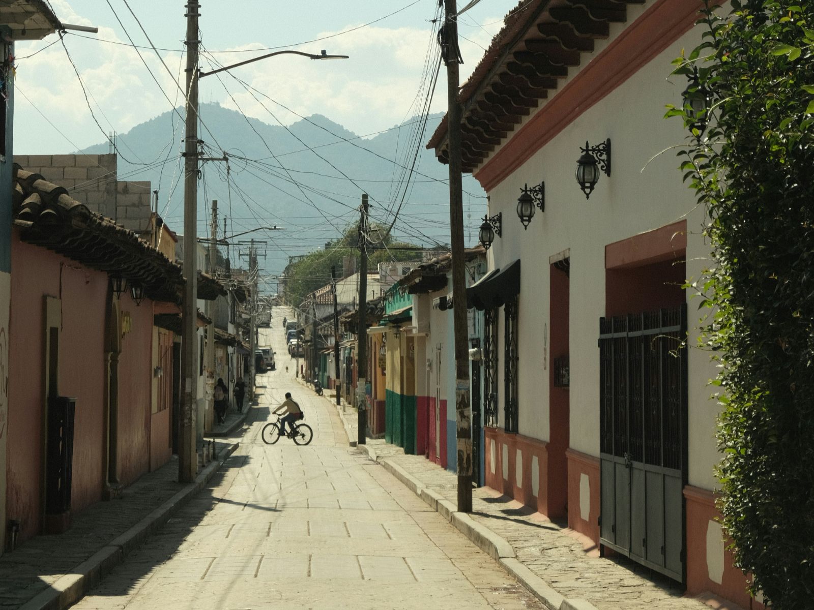Rondreis Mexico, San Cristobal, Rituelen en kleuren in de dorpen van Chiapas, straat in Chiapas