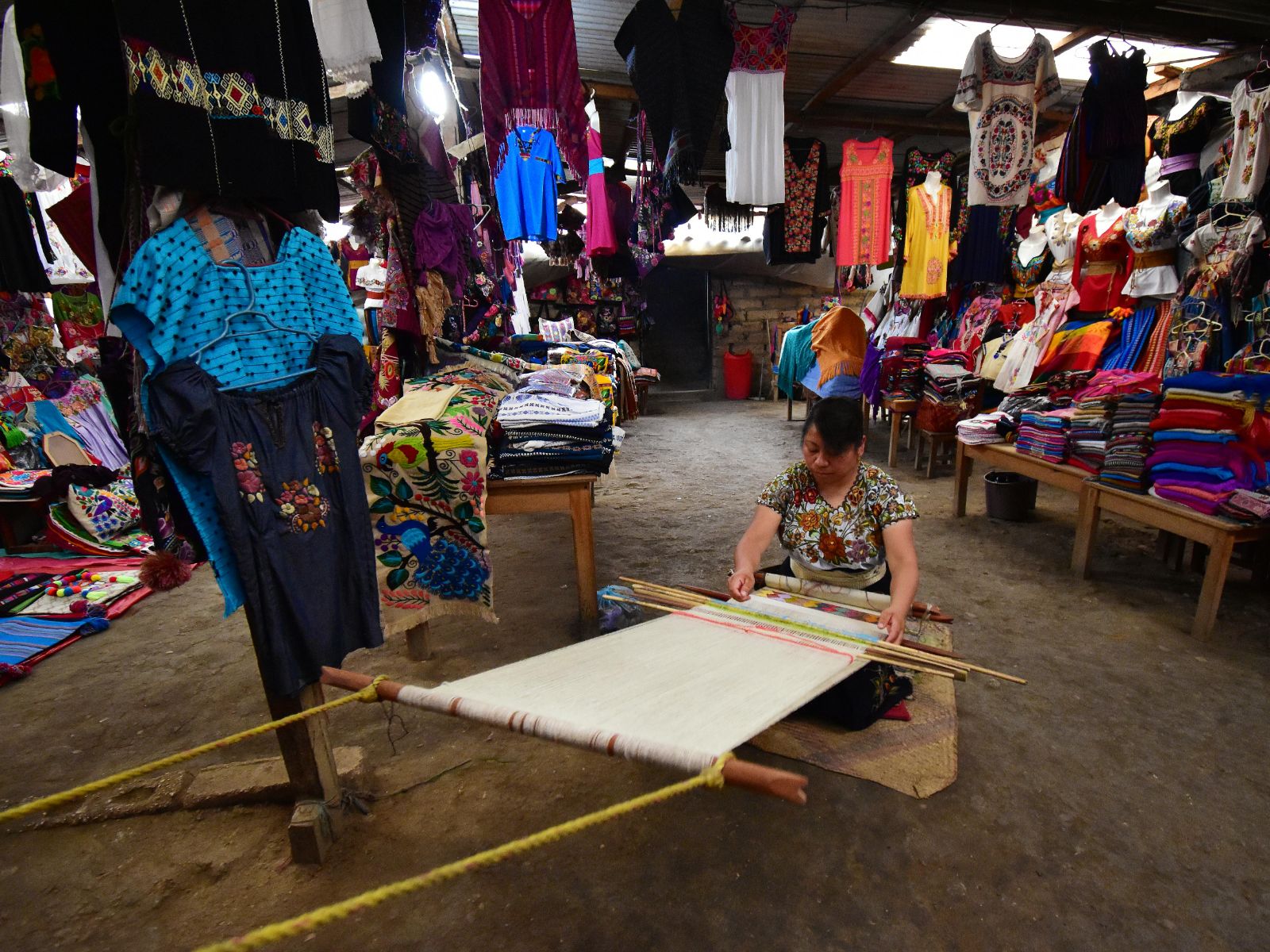 Rondreis Mexico, San Cristobal, Rituelen en kleuren in de dorpen van Chiapas, vrouw in een weverij