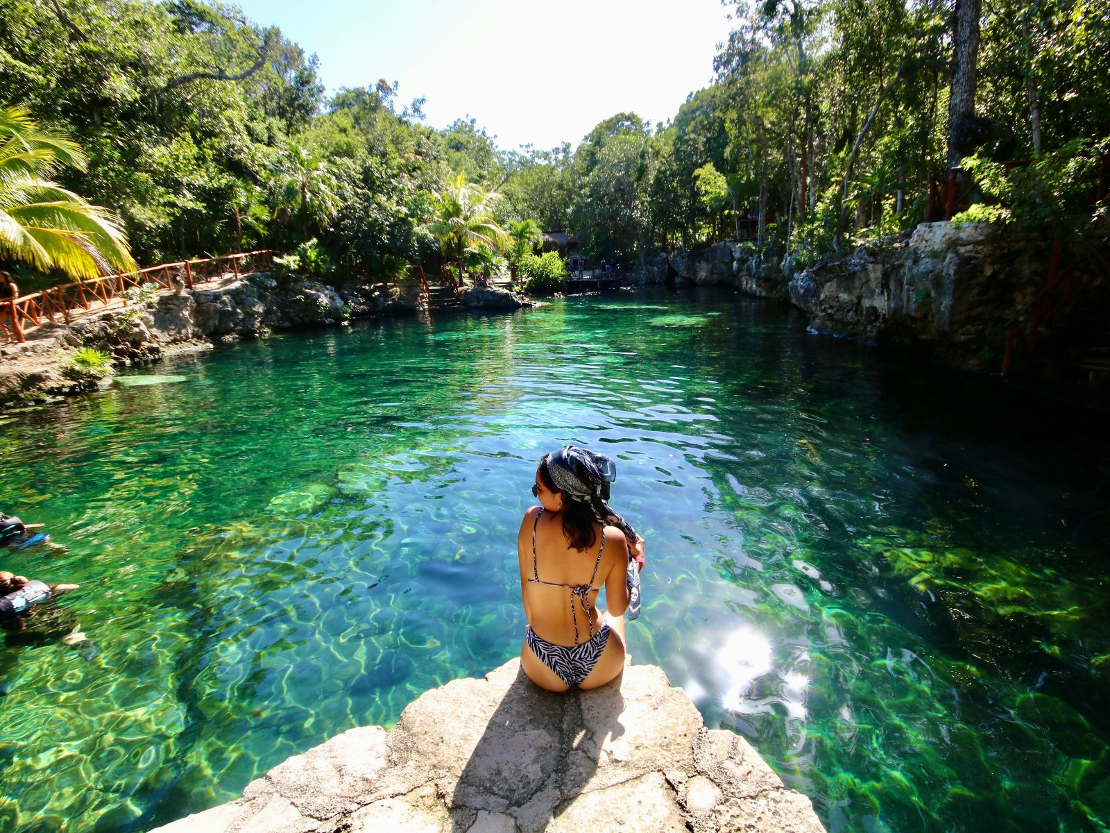 Rondreis Mexico, Tulum, Excursie Fietstour door Tulum, vrouw bij een cenote in Tulum