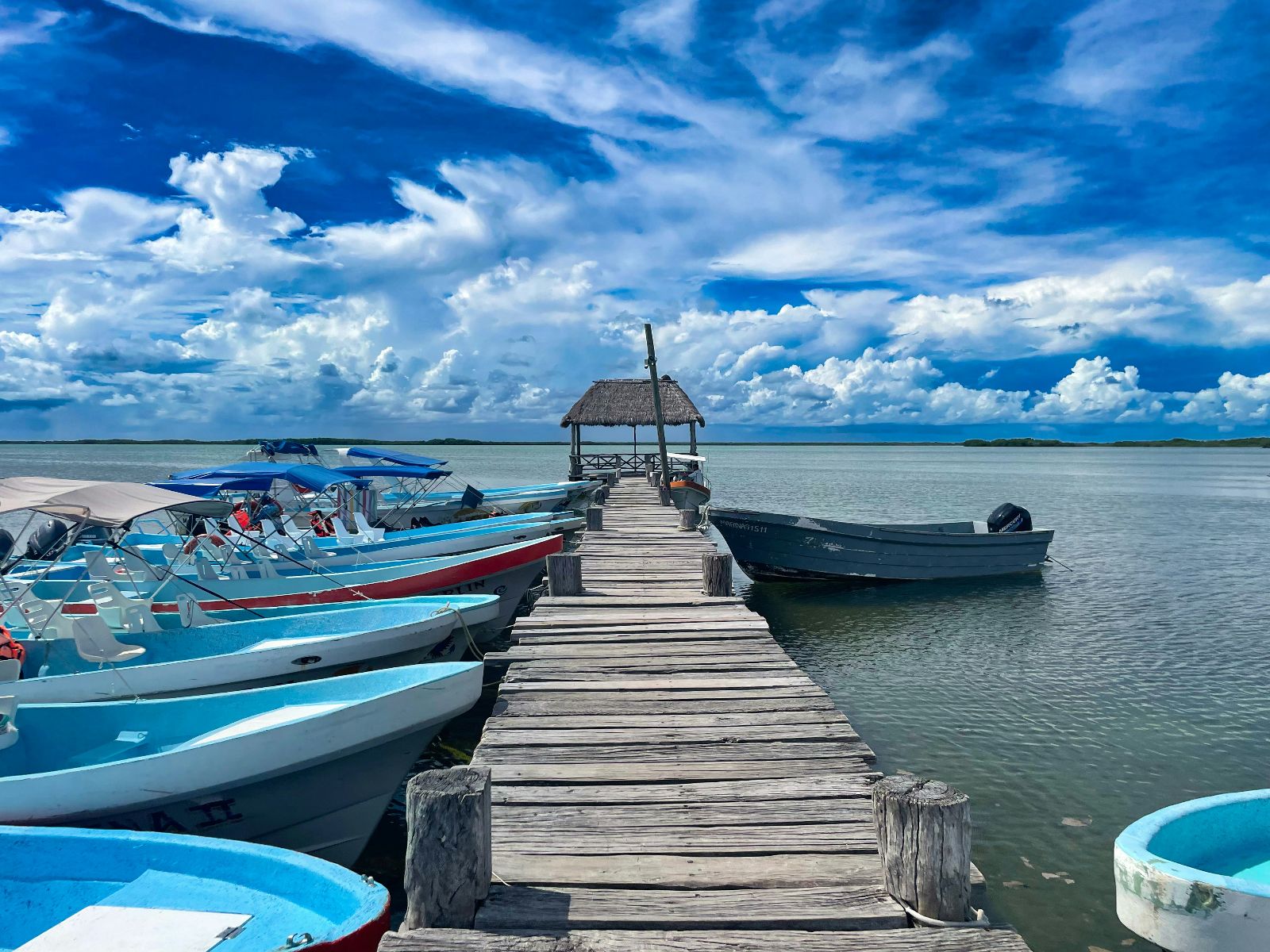 Rondreis Mexico, Tulum, Excursie Op verkenning in het paradijs van Sian Ka'an, bootjes die aan de steiger liggen