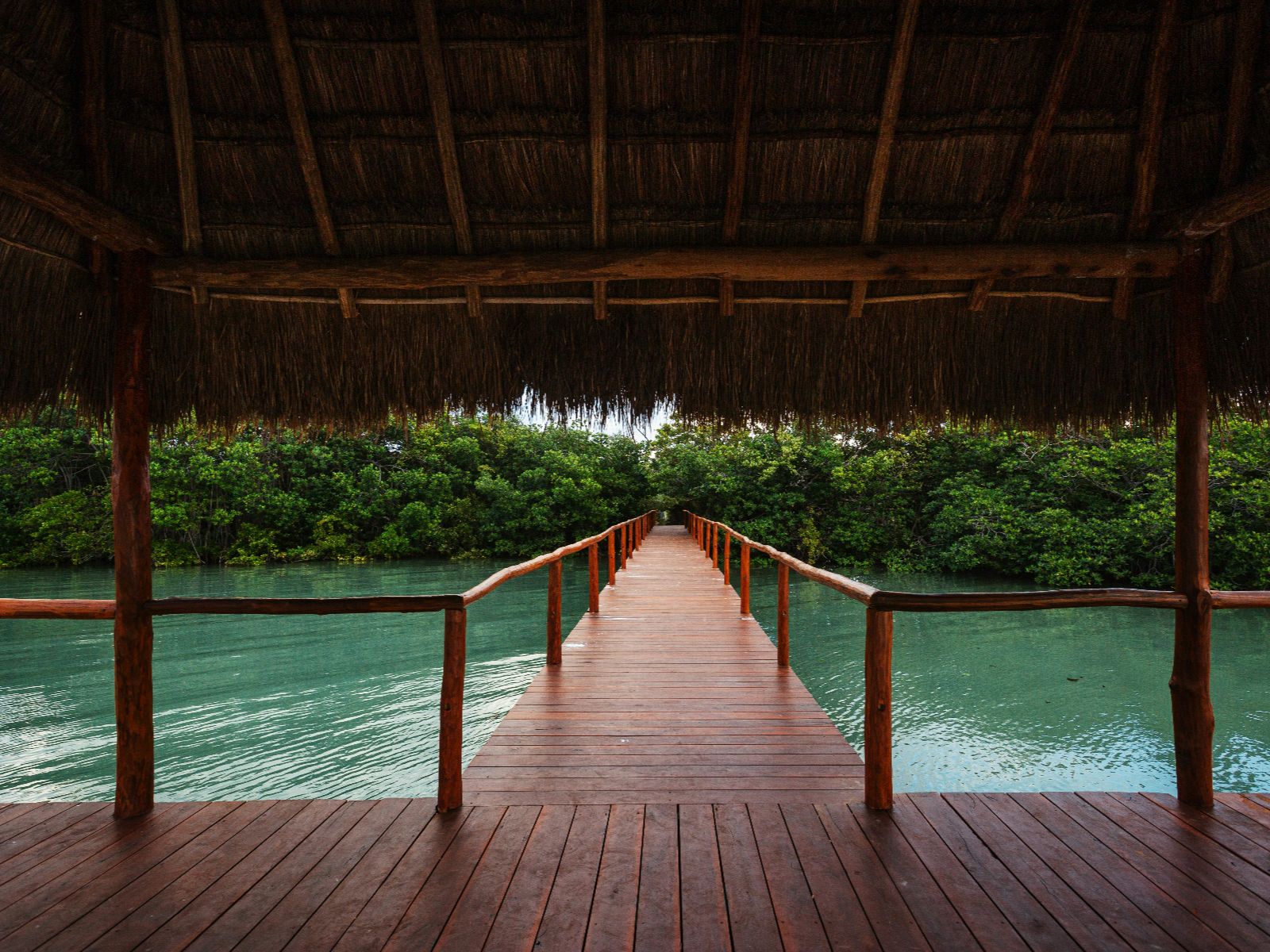Rondreis Mexico, Tulum, Excursie Op verkenning in het paradijs van Sian Ka'an, lange houten steiger in Sian Ka'an reservaat