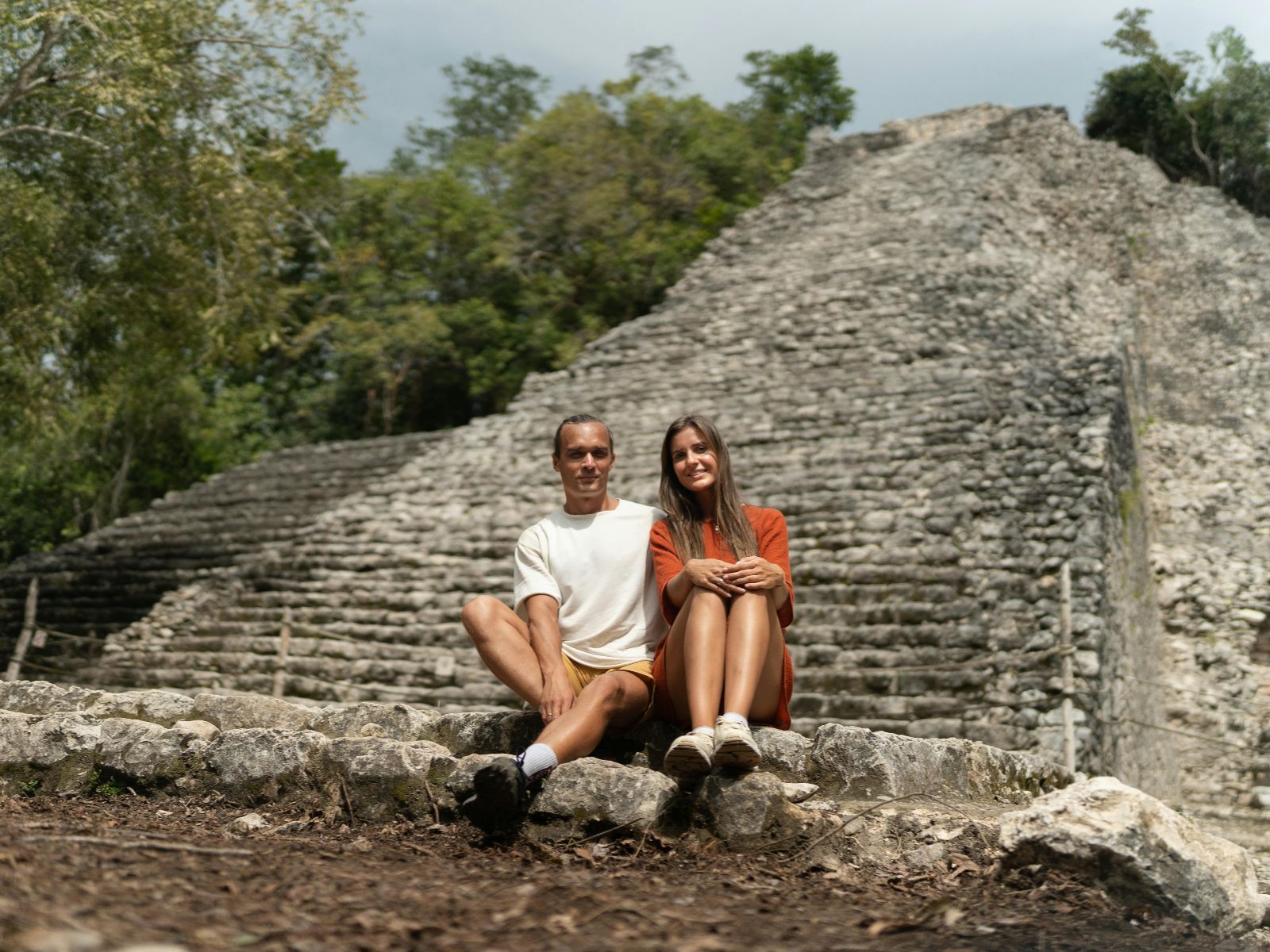 Rondreis Mexico, Tulum, Expeditie door het Maya-binnenland, Coba met een koppel ervoor