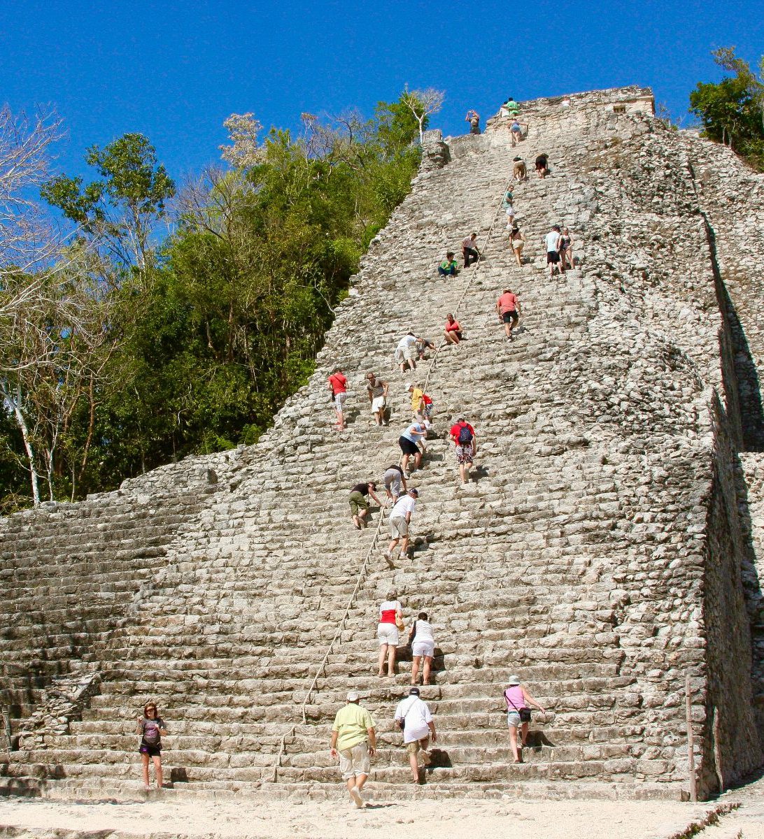 Rondreis Mexico, Tulum, Expeditie door het Maya-binnenland, Coba met meerdere mensen op de trappen