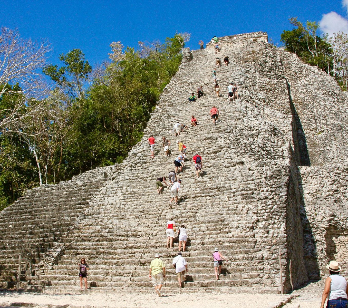 Rondreis Mexico, Tulum, Expeditie door het Maya-binnenland, Coba met meerdere mensen op de trappen
